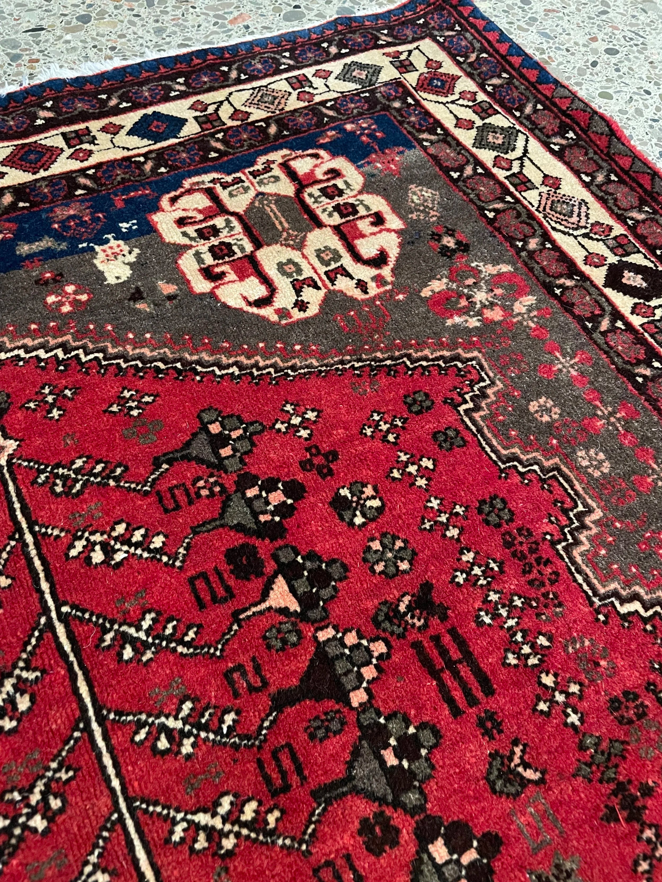 Abadeh Vintage Wool Rug (3'6" x 5'2")
