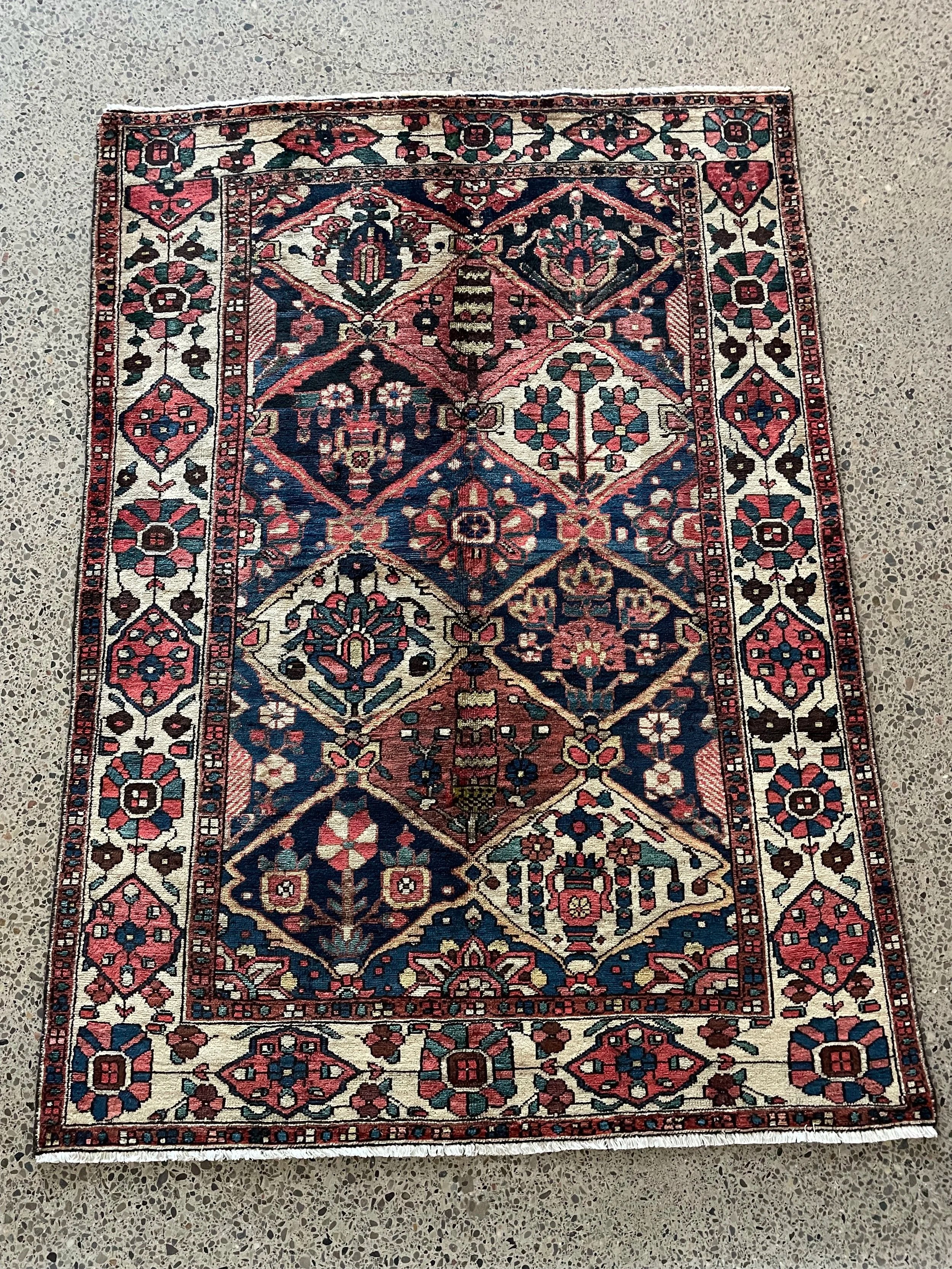 Bakhtiari Semi-Antique Wool Rug (4'9" x 6'7")