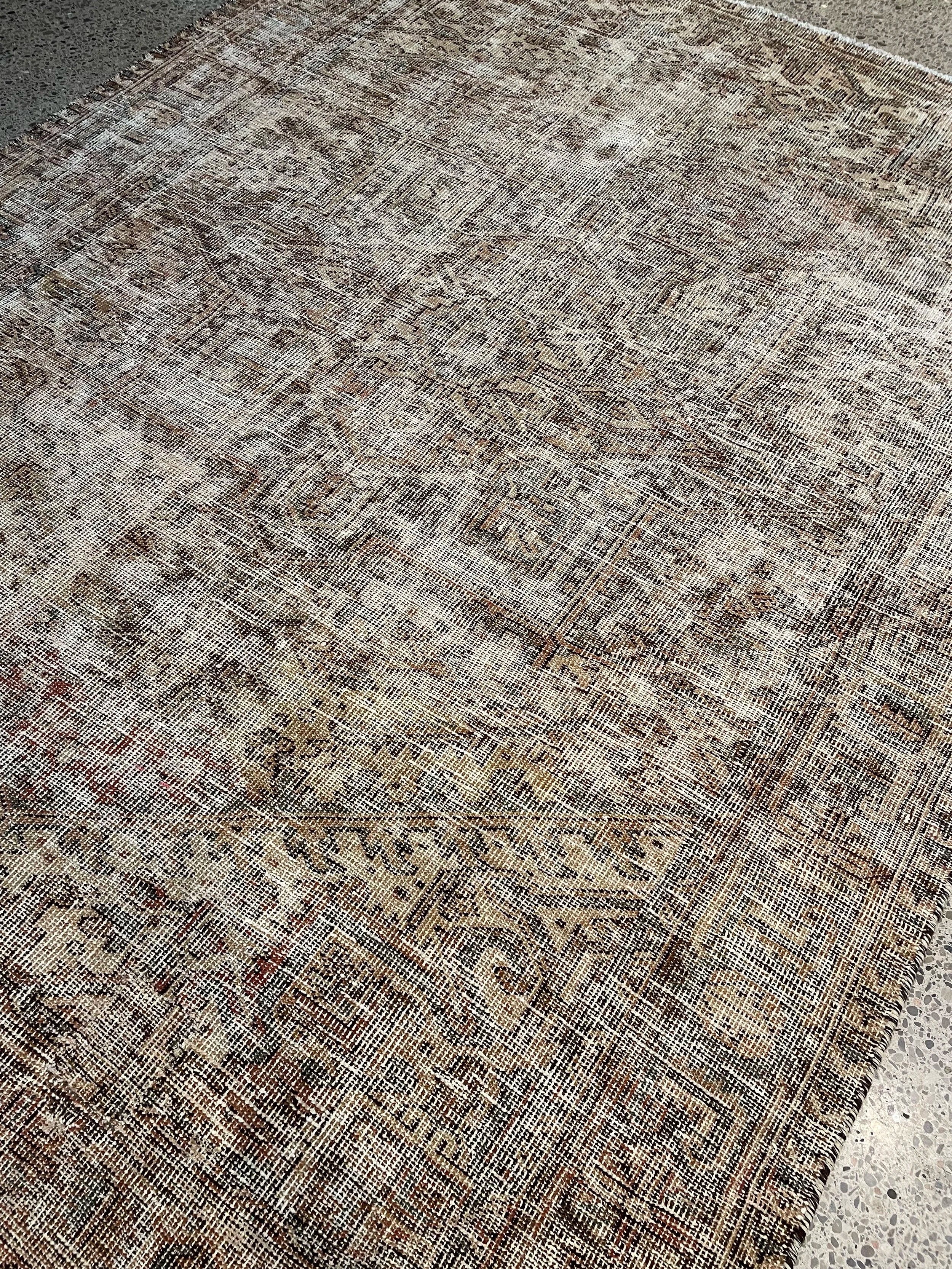 Heriz Distressed Vintage Wool Rug (7'1" x 9'1")