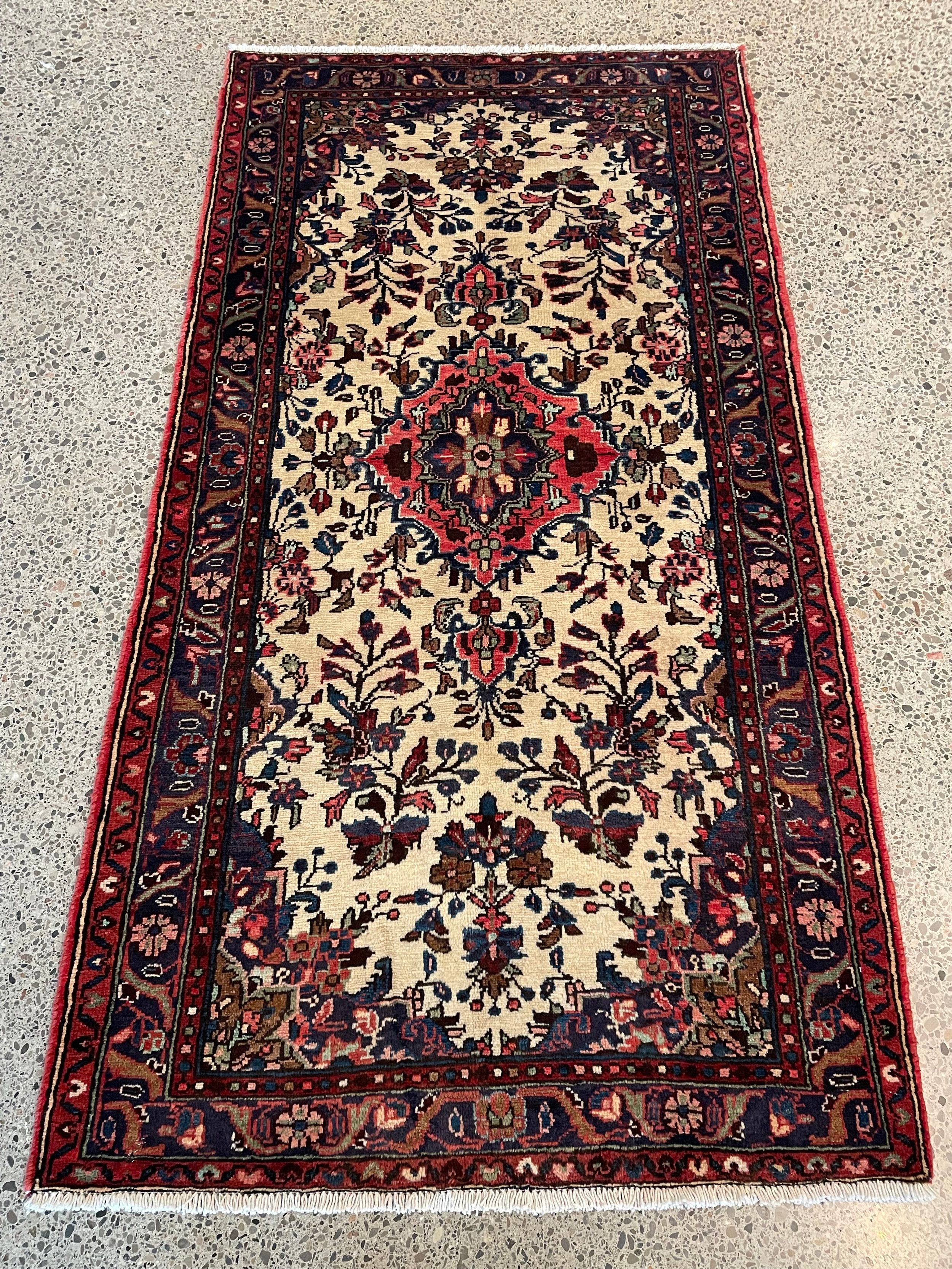 Hamedan Wool Rug (3'6" x 6'8")