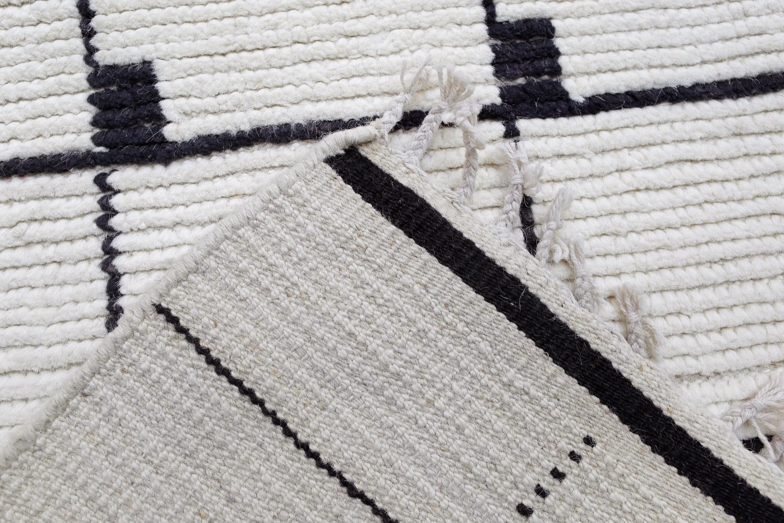 Contemporary Wool Runner Rug (2'8" x 12'8")