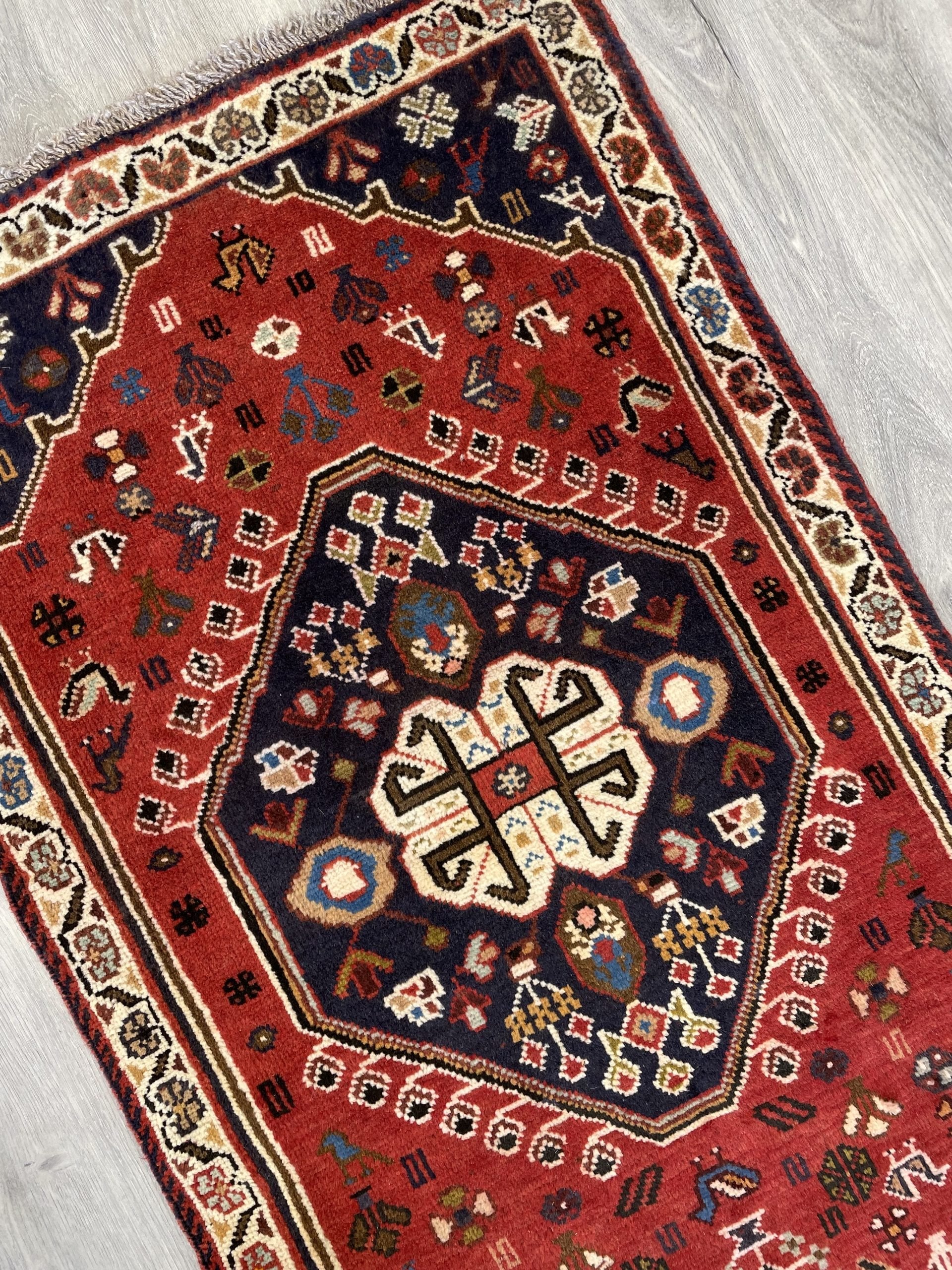 Shiraz Wool Runner Rug (2'5" x 9'8")