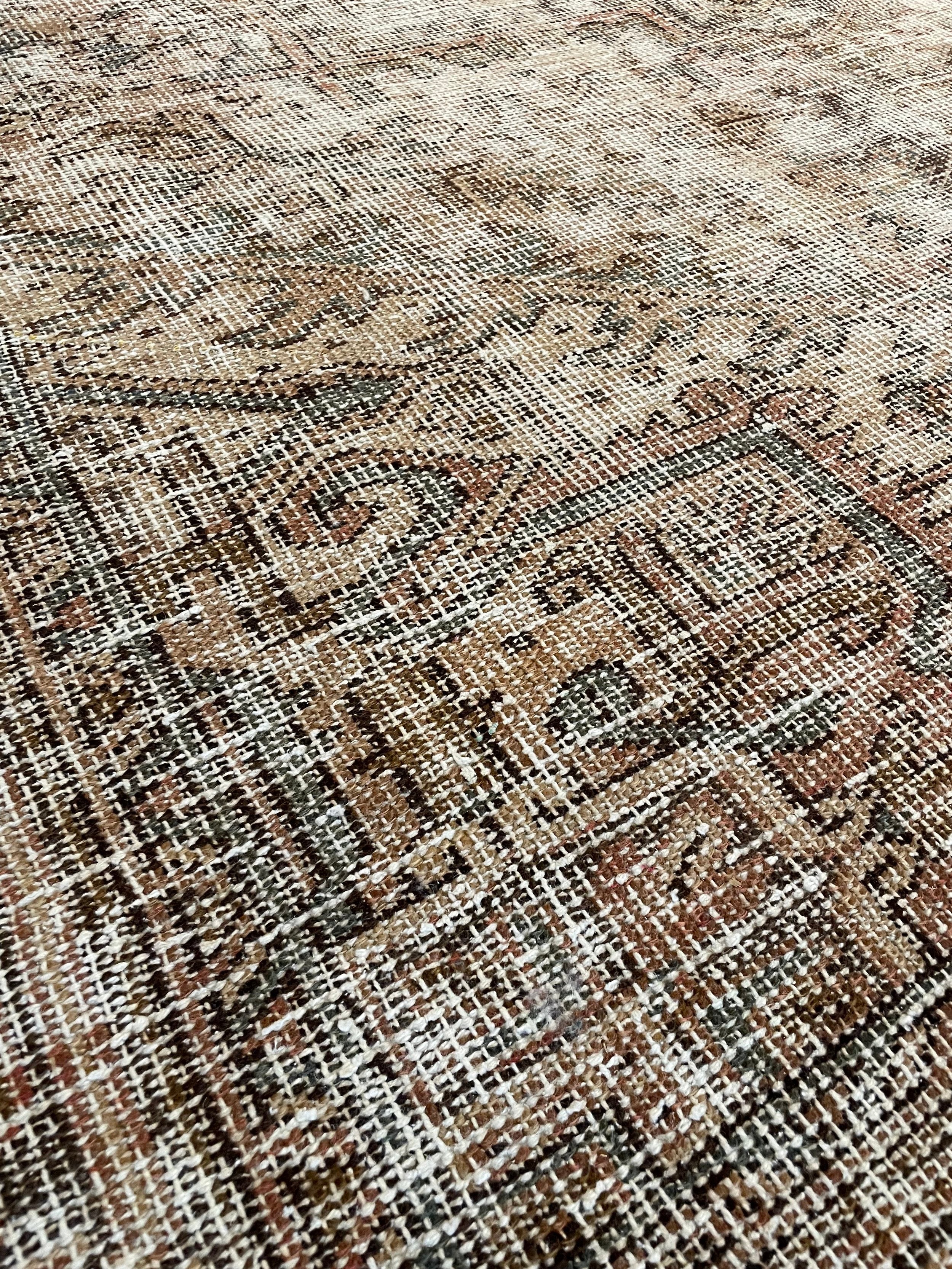 Heriz Distressed Vintage Wool Rug (7'1" x 9'1")