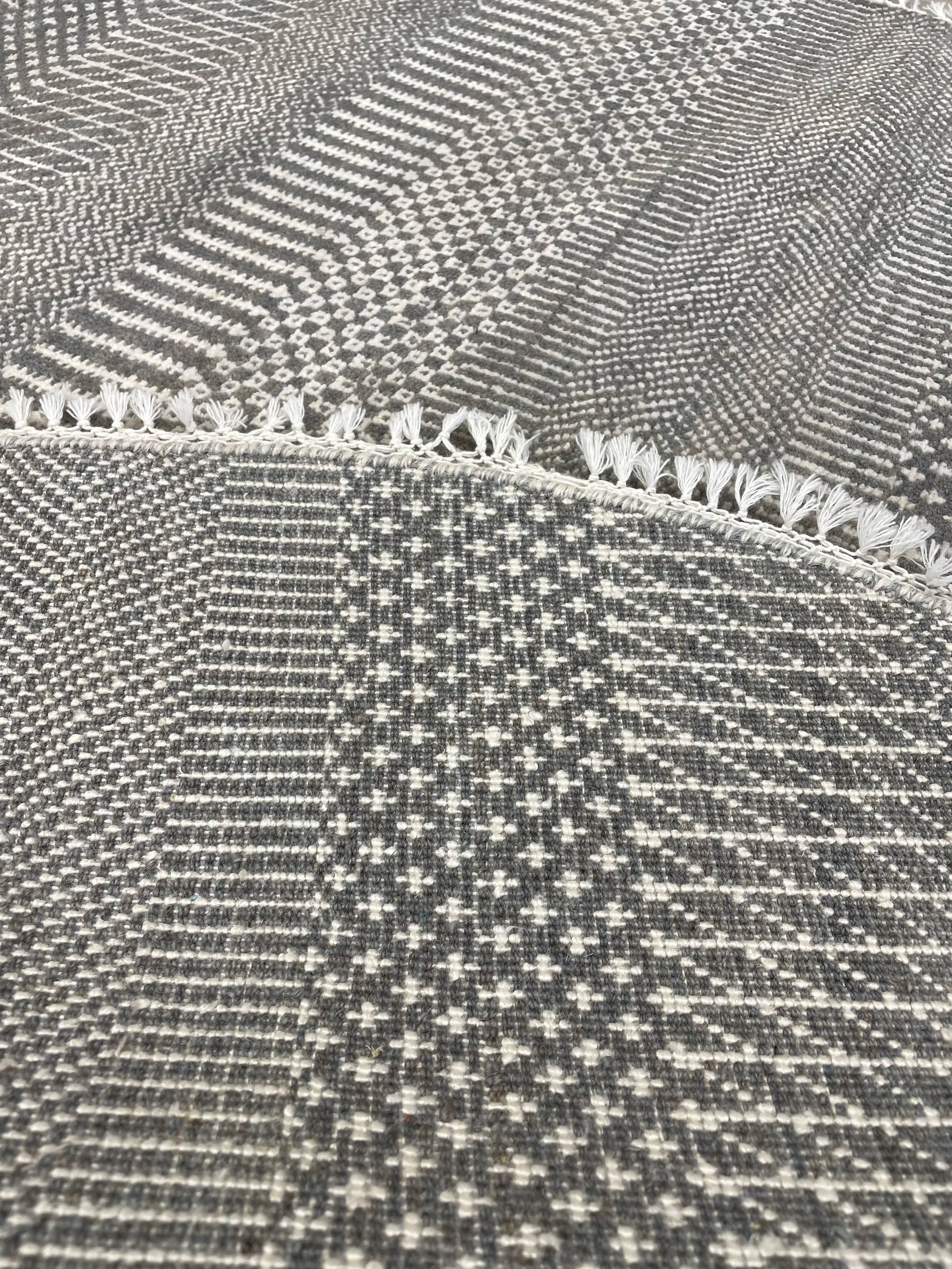 Contemporary Grey Wool Rug (3'11" x 3'11")