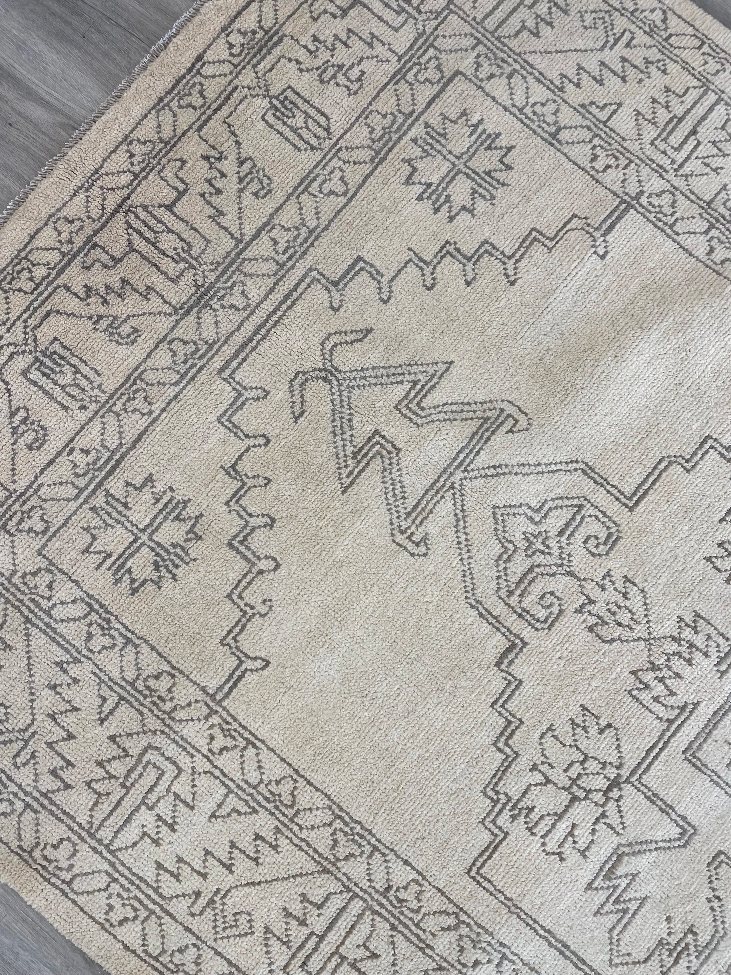 Heritage Collection Wool Rug (5’0” x 8’0”)