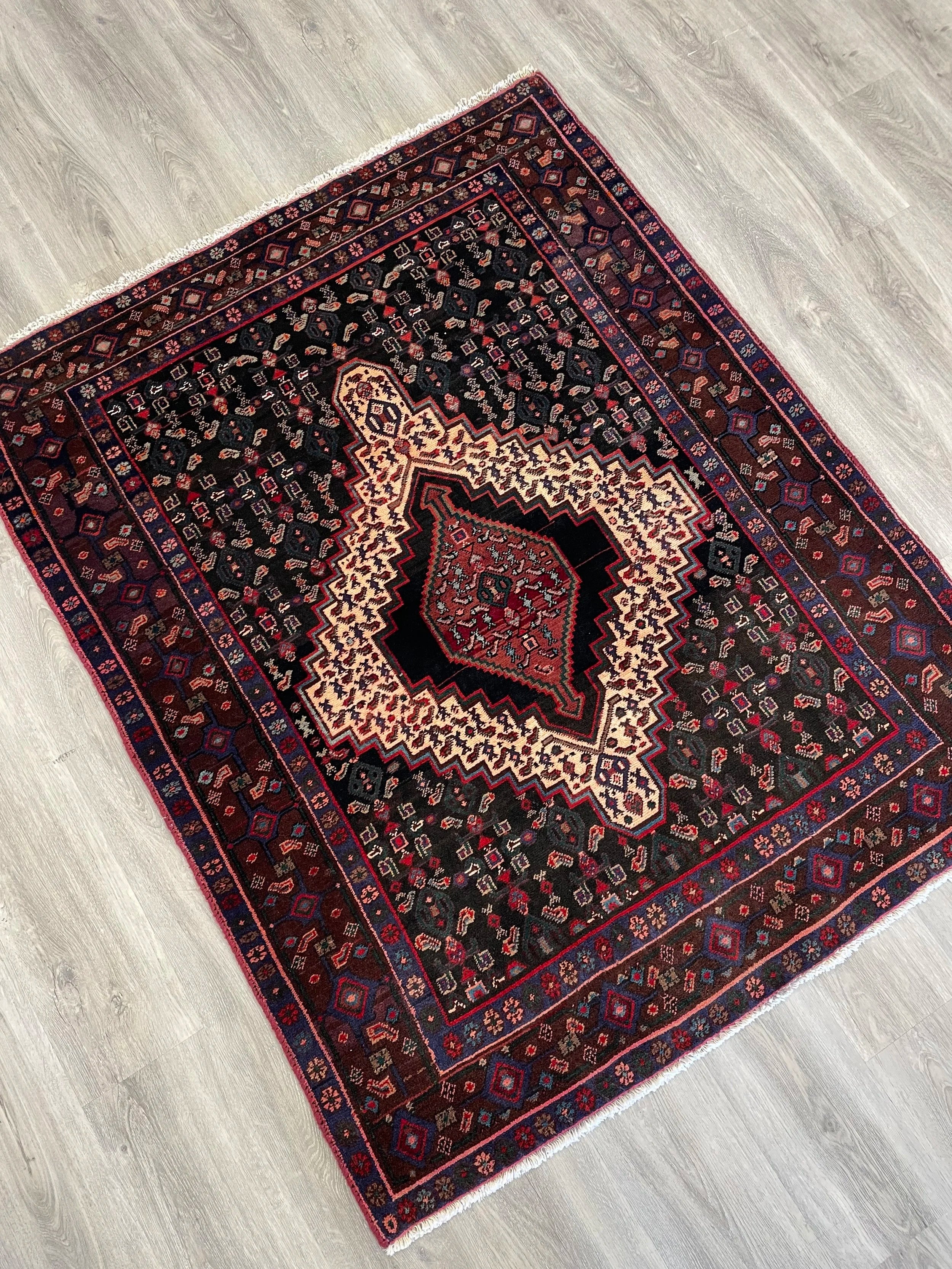 Senneh Wool Rug (3'10" x 4'9")