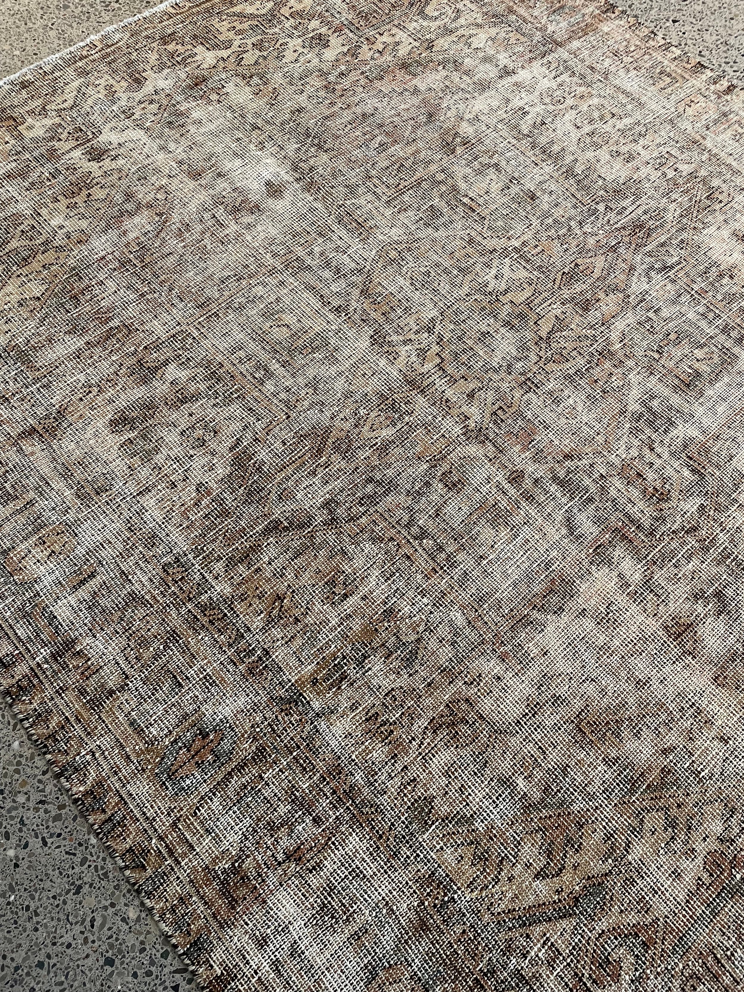 Heriz Distressed Vintage Wool Rug (7'1" x 9'1")