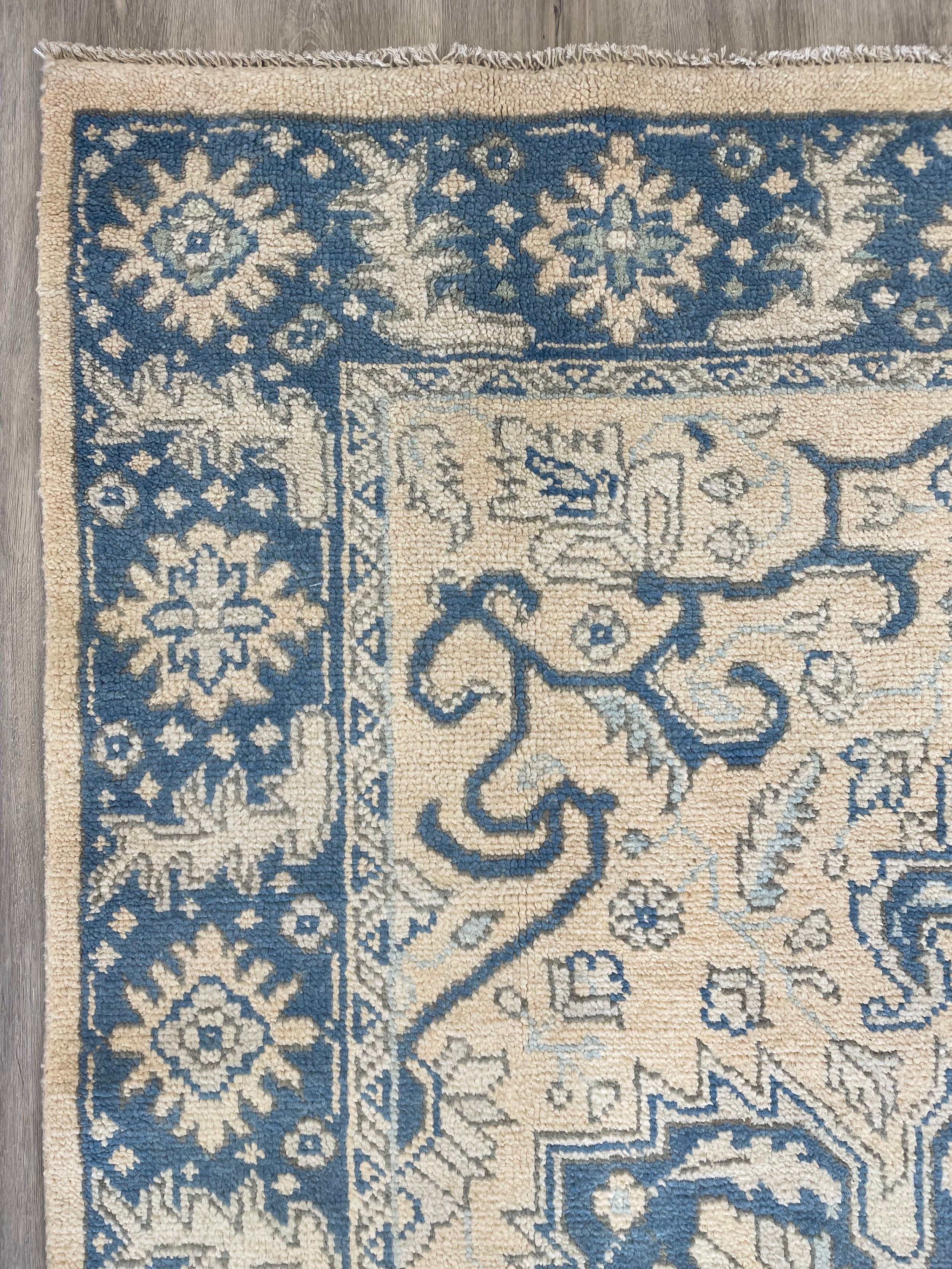 Heritage Collection Wool Rug (5’1” x 7’10”)