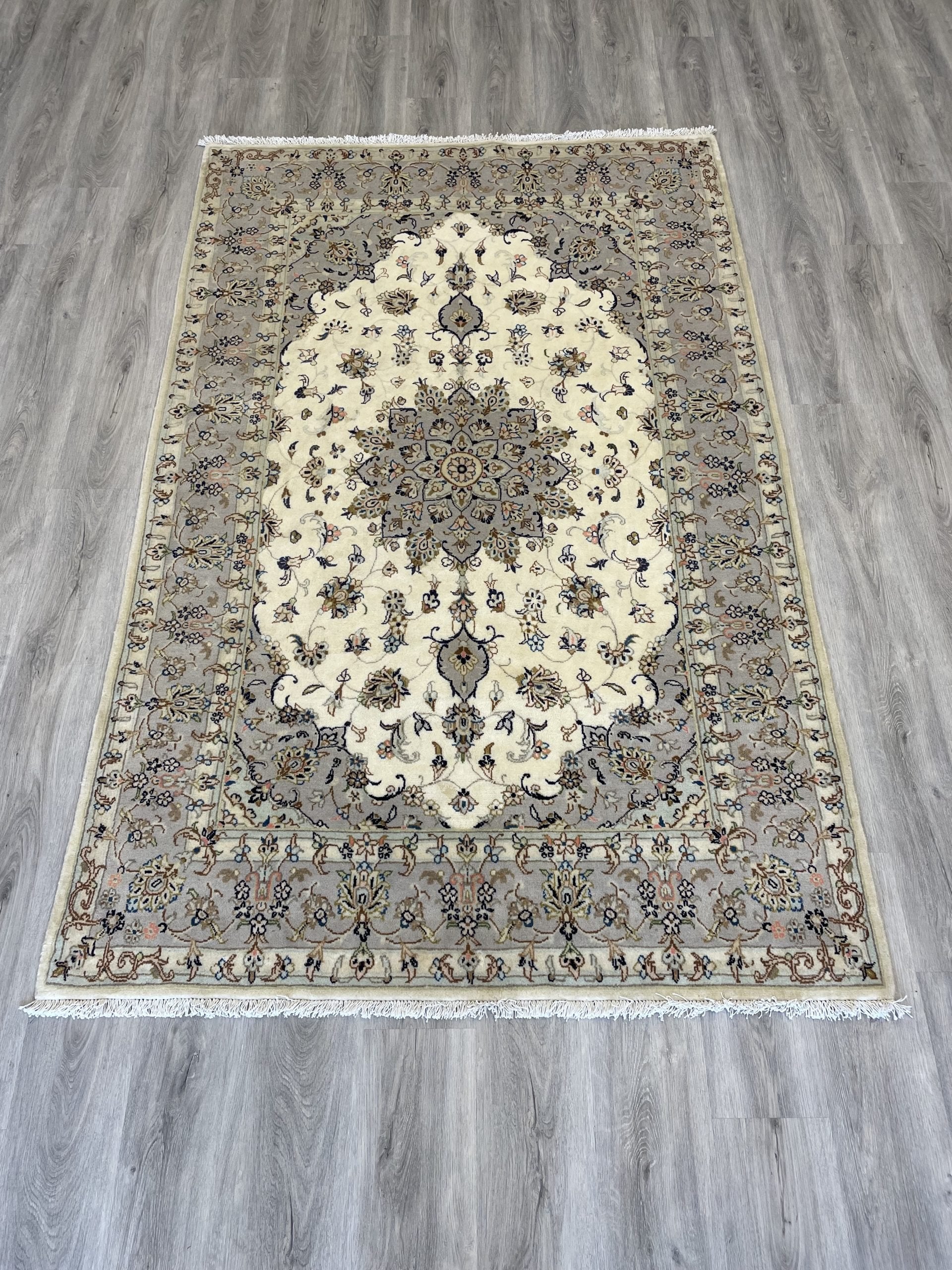 Cream Kashan Wool Rug (4'6" x 7'1")