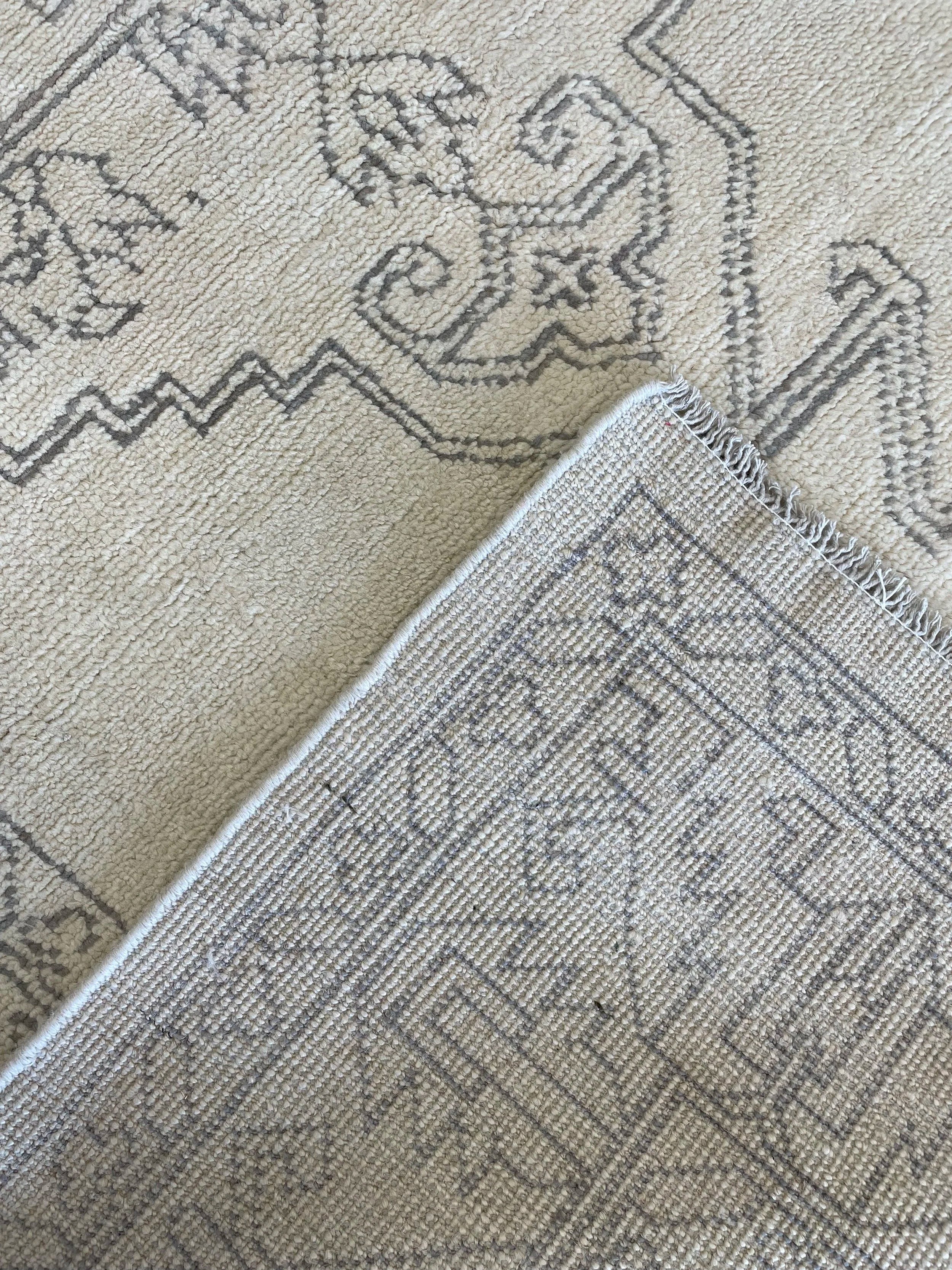 Heritage Collection Wool Rug (5’0” x 8’0”)