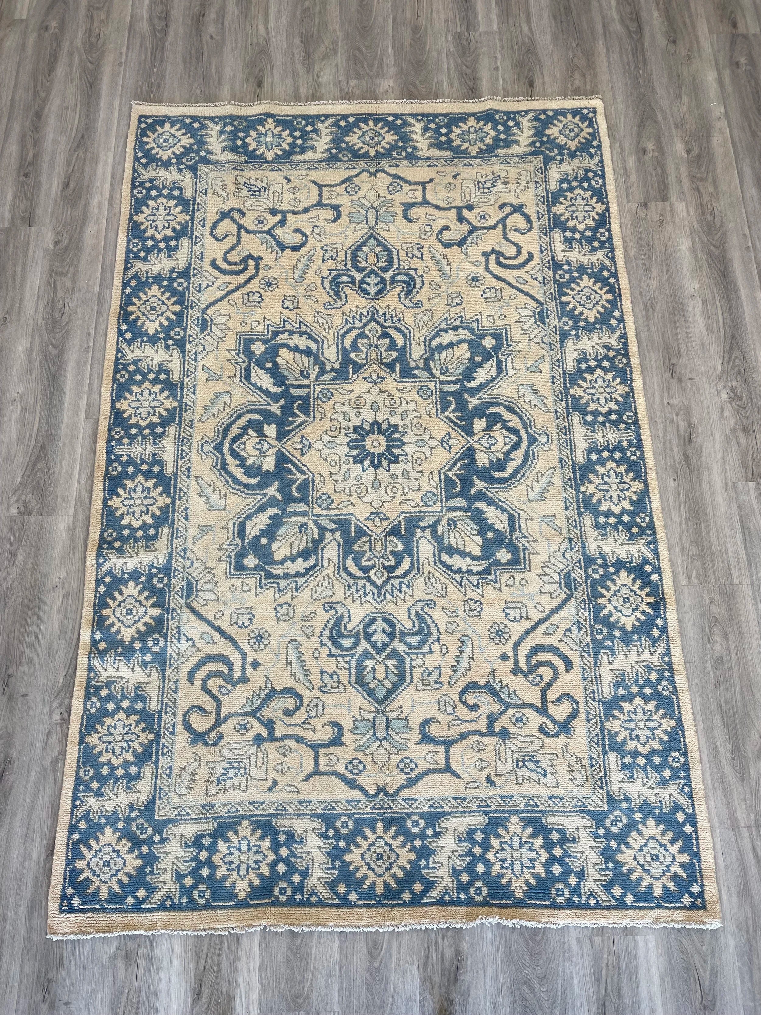Heritage Collection Wool Rug (5’1” x 7’10”)