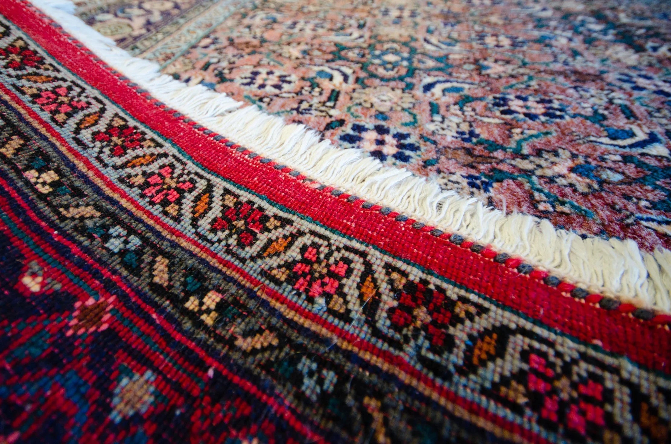 Handmade vs Machine-Made Rugs