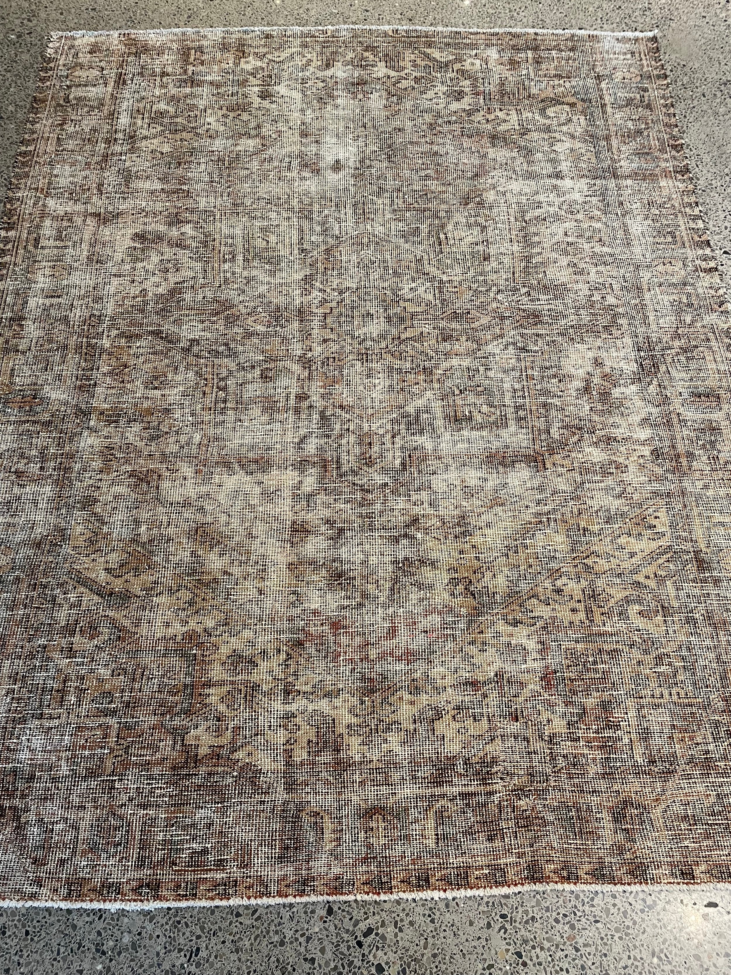 Heriz Distressed Vintage Wool Rug (7'1" x 9'1")