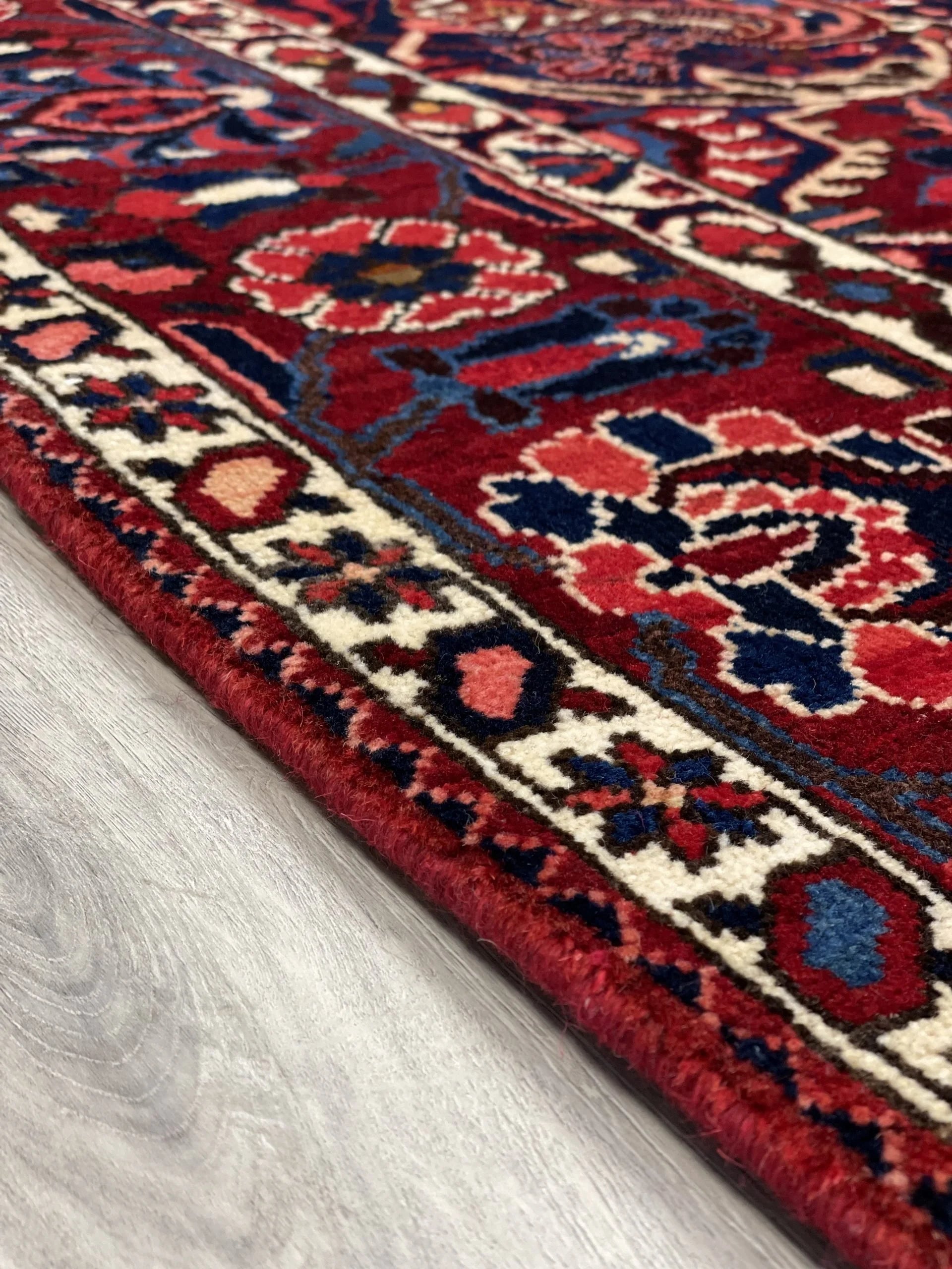 Bakhtiari Wool Rug (6'10" x 10'6")