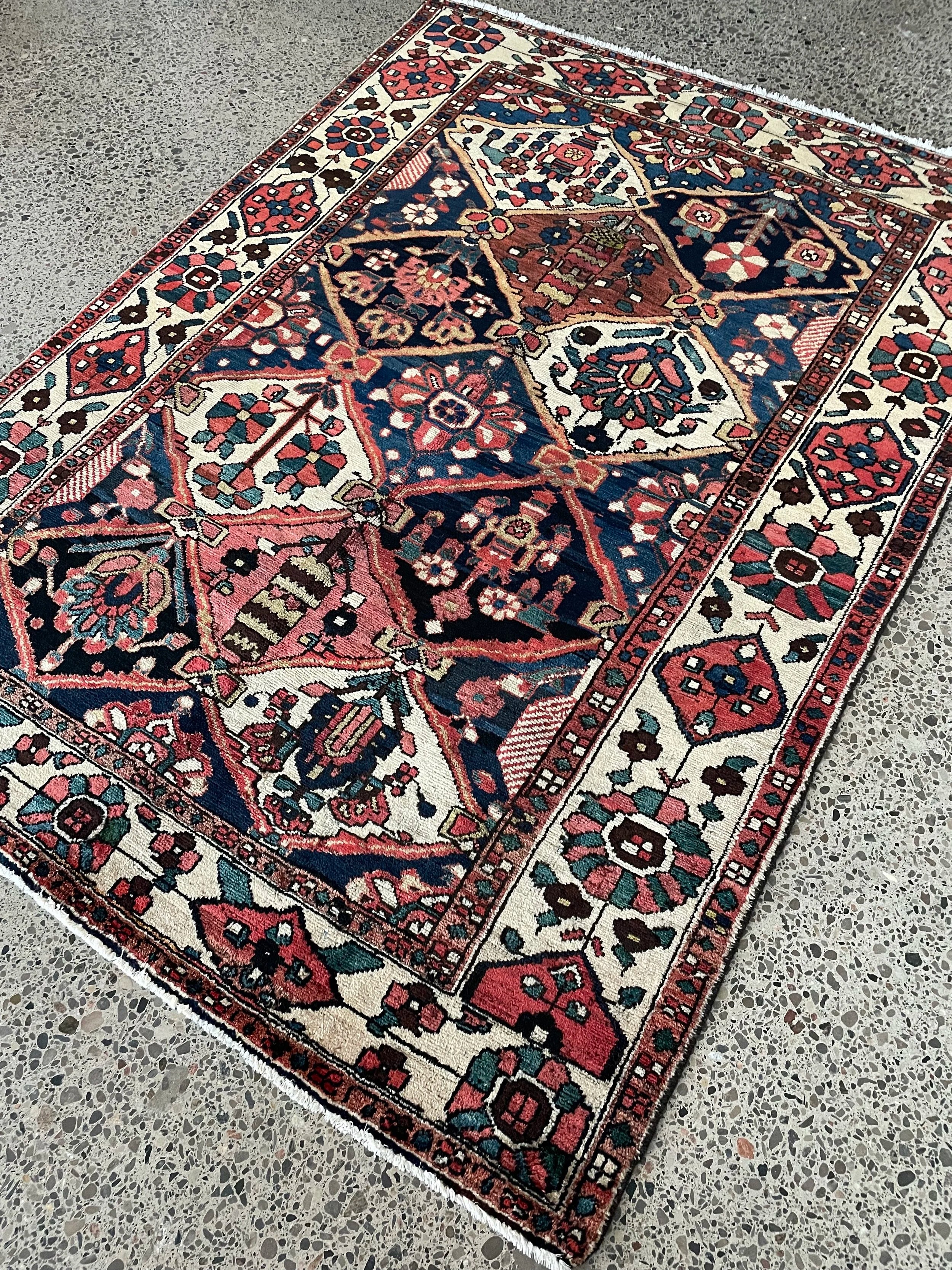 Bakhtiari Semi-Antique Wool Rug (4'9" x 6'7")