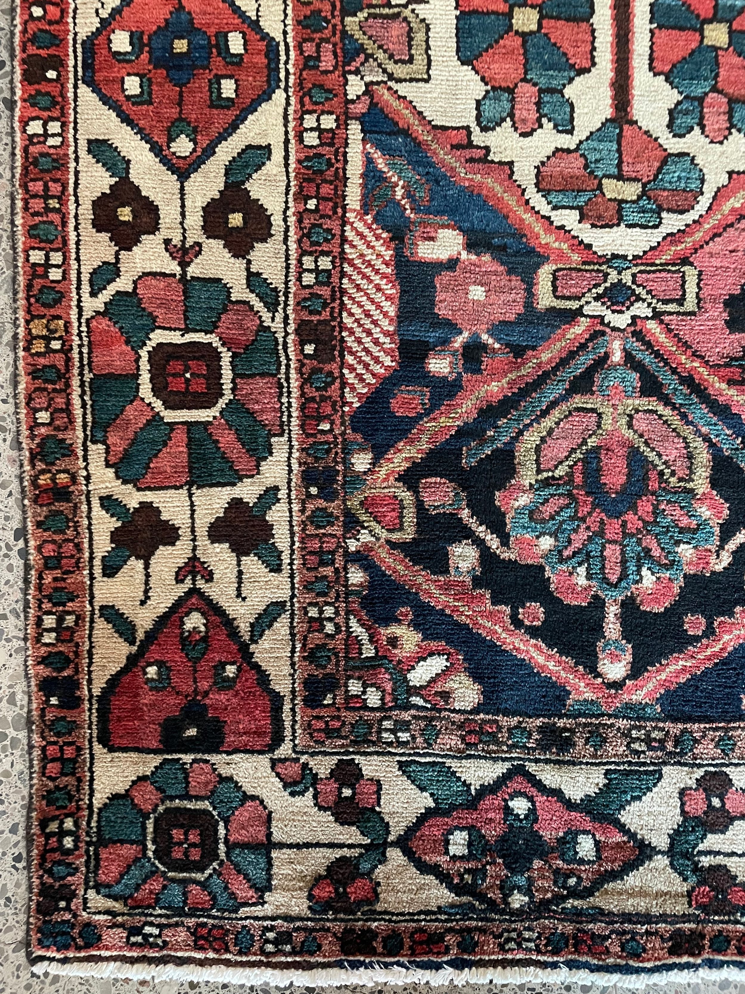 Bakhtiari Semi-Antique Wool Rug (4'9" x 6'7")