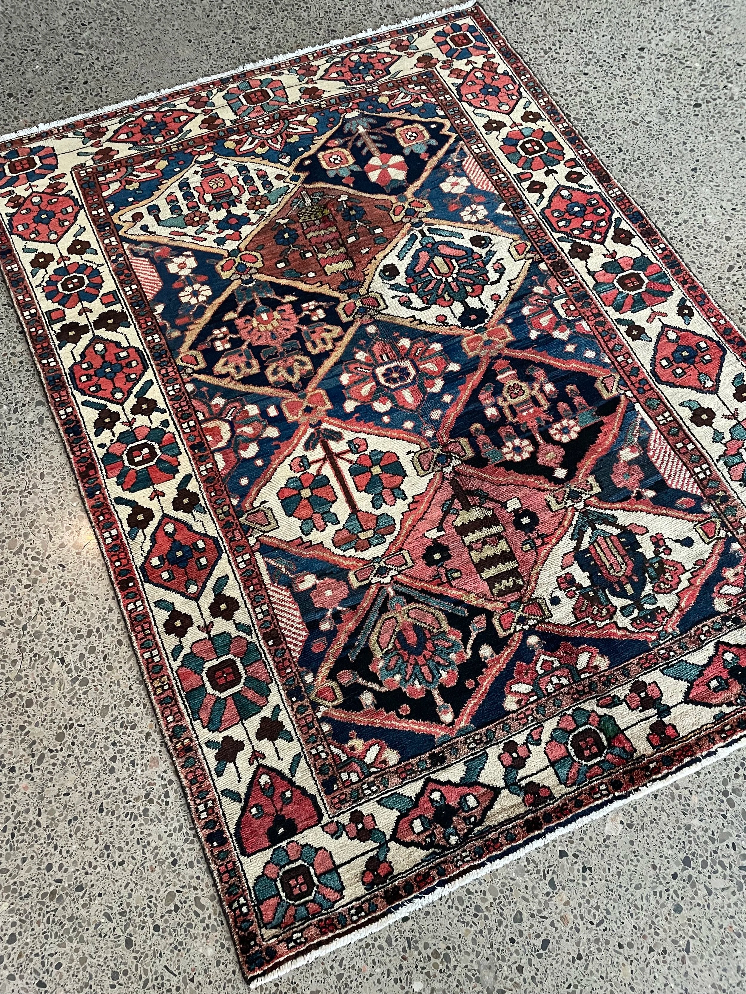 Bakhtiari Semi-Antique Wool Rug (4'9" x 6'7")