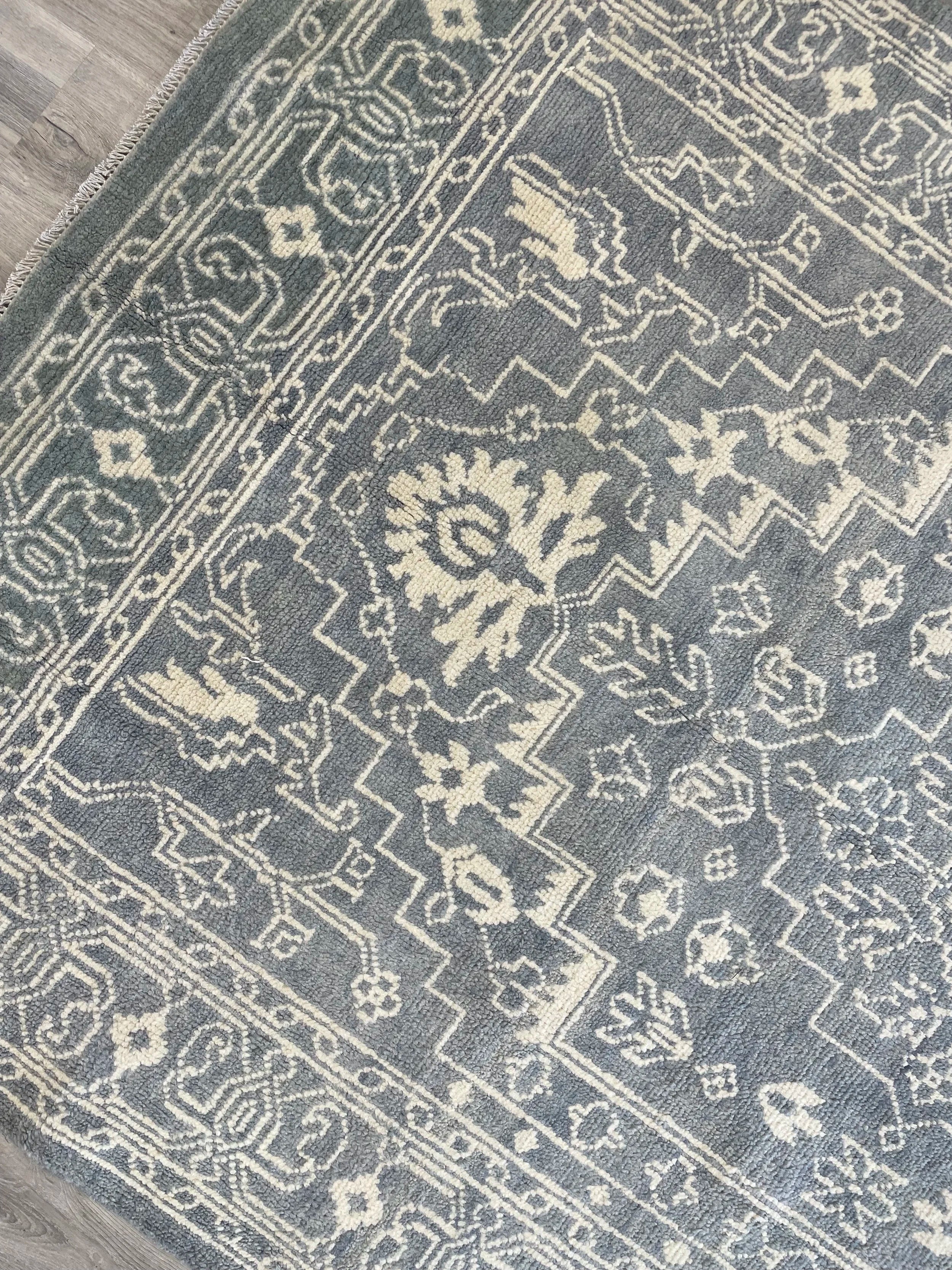 Heritage Collection Wool Rug (5’0” x 8’0”)
