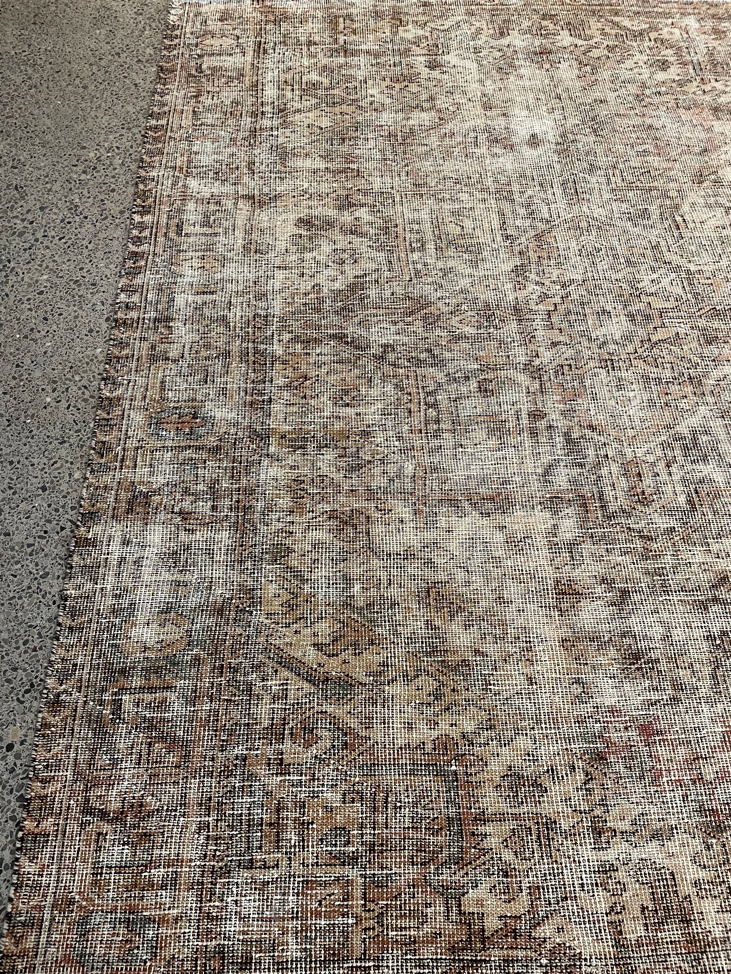 Heriz Distressed Vintage Wool Rug (7'1" x 9'1")