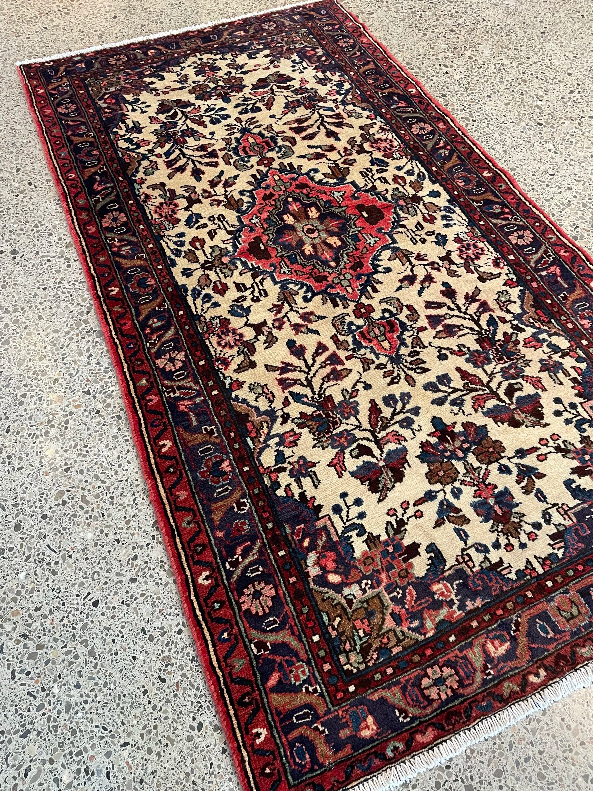 Hamedan Wool Rug (3'6" x 6'8")