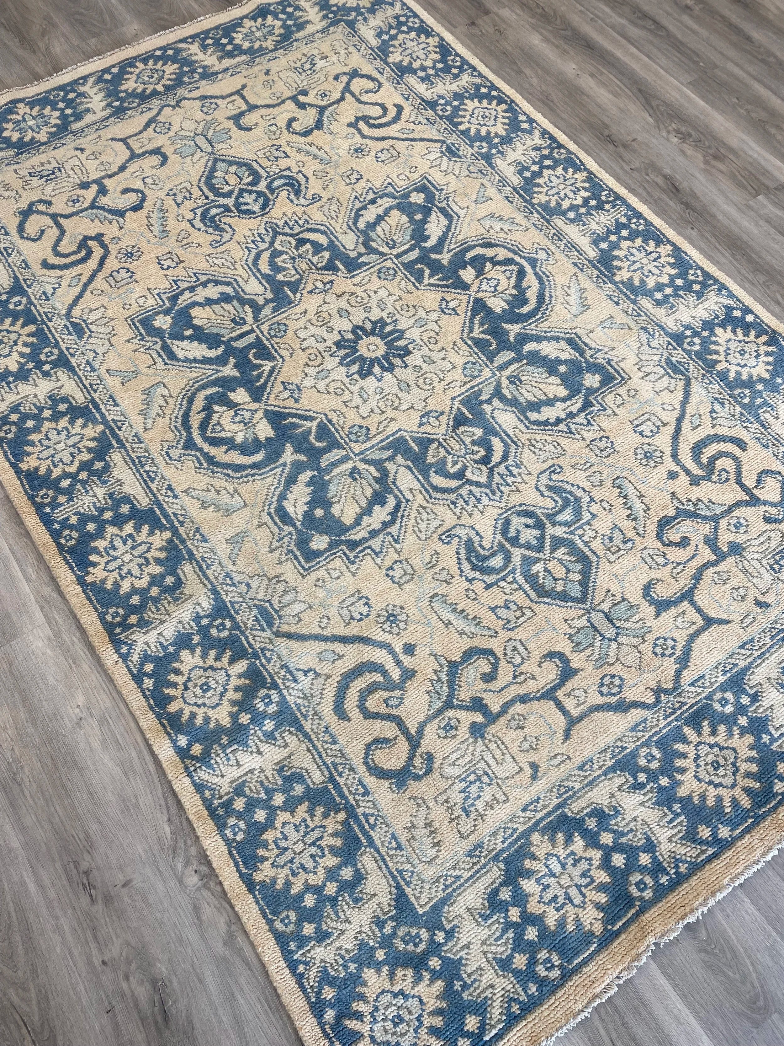 Heritage Collection Wool Rug (5’1” x 7’10”)