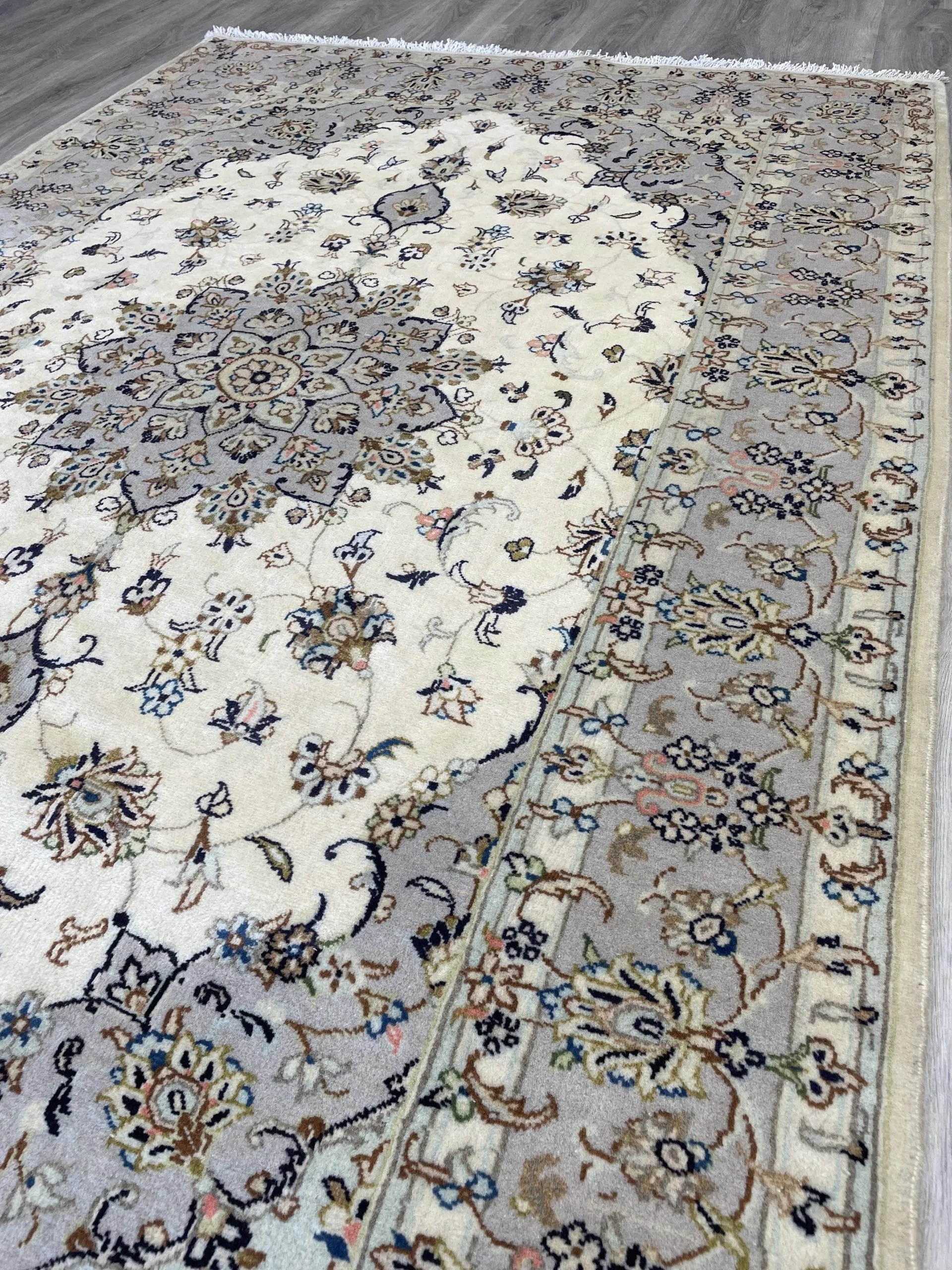 Cream Kashan Wool Rug (4'6" x 7'1")