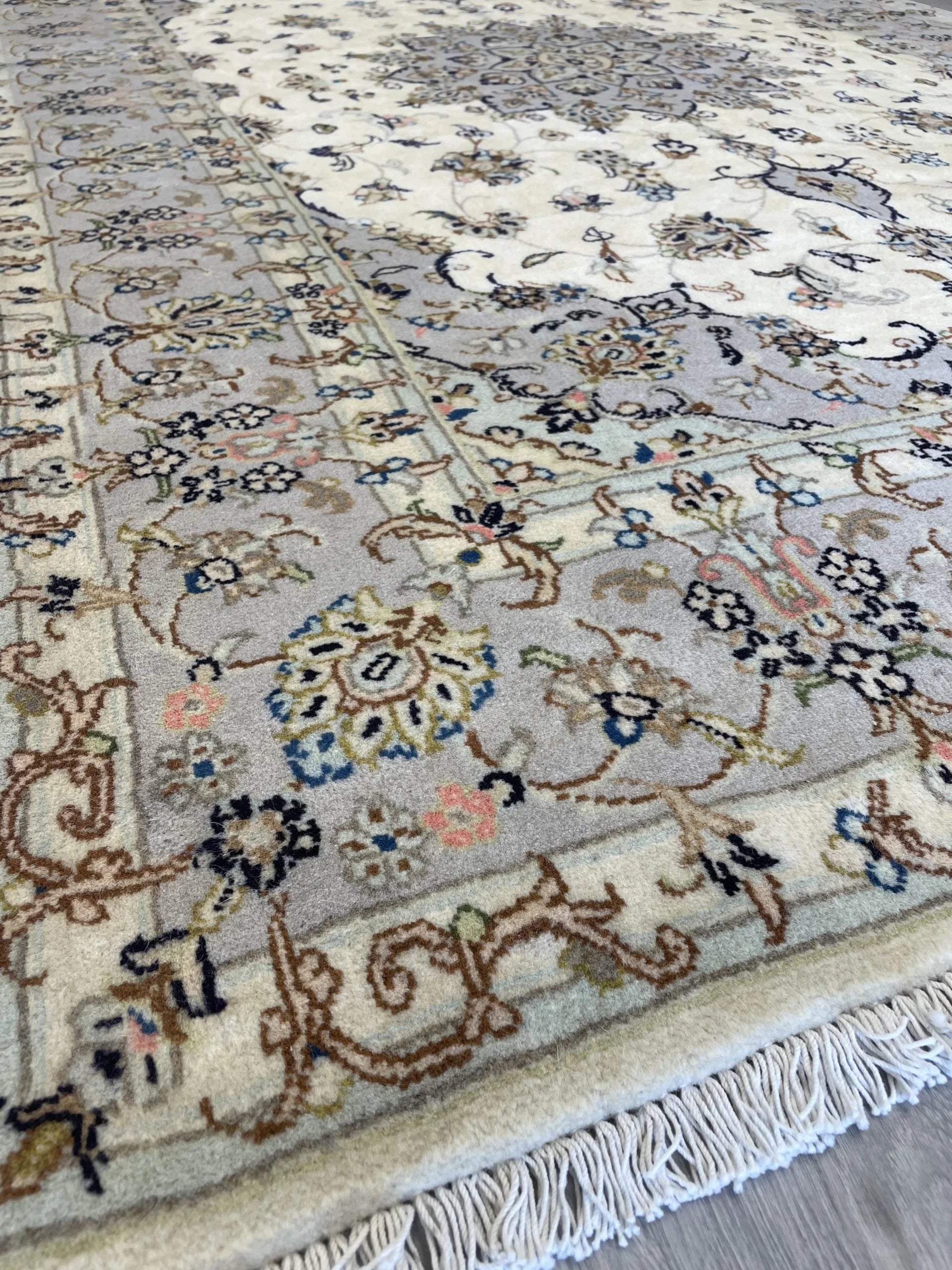 Cream Kashan Wool Rug (4'6" x 7'1")