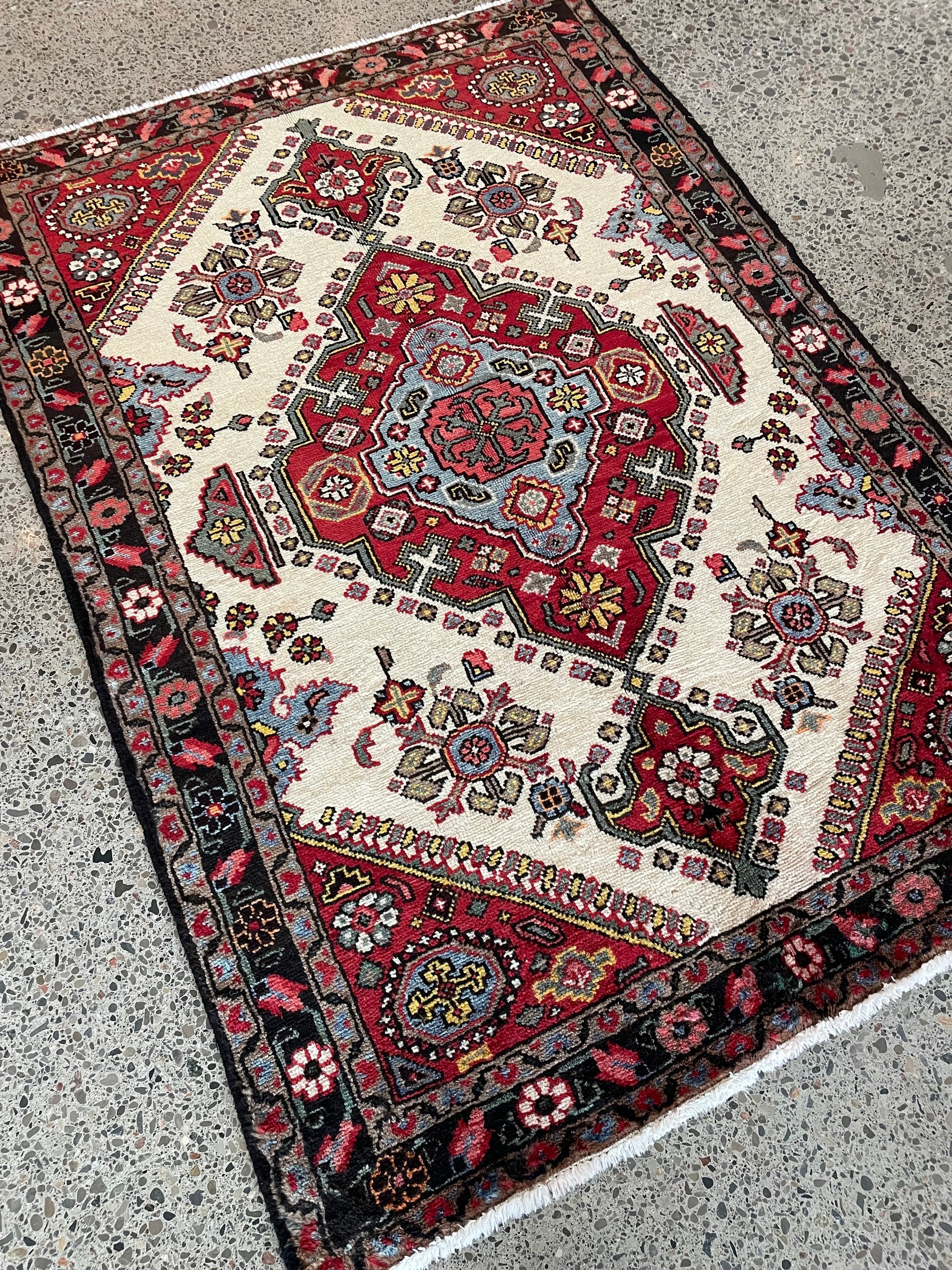 Saveh Tribal Wool Rug (3'7" x 5'2")