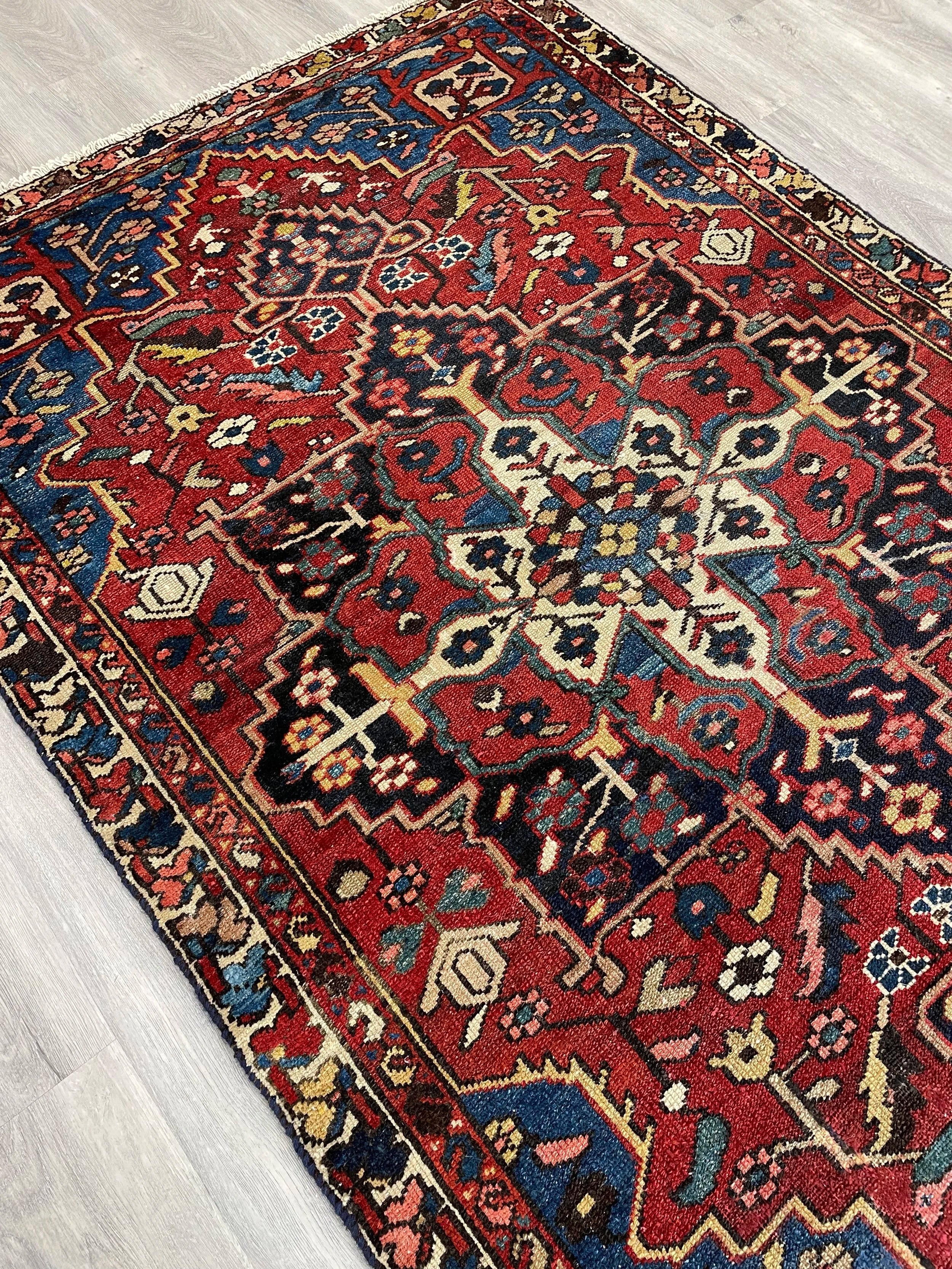 Bakhtiari Semi-Antique Wool Rug (4'1" x 6'3")