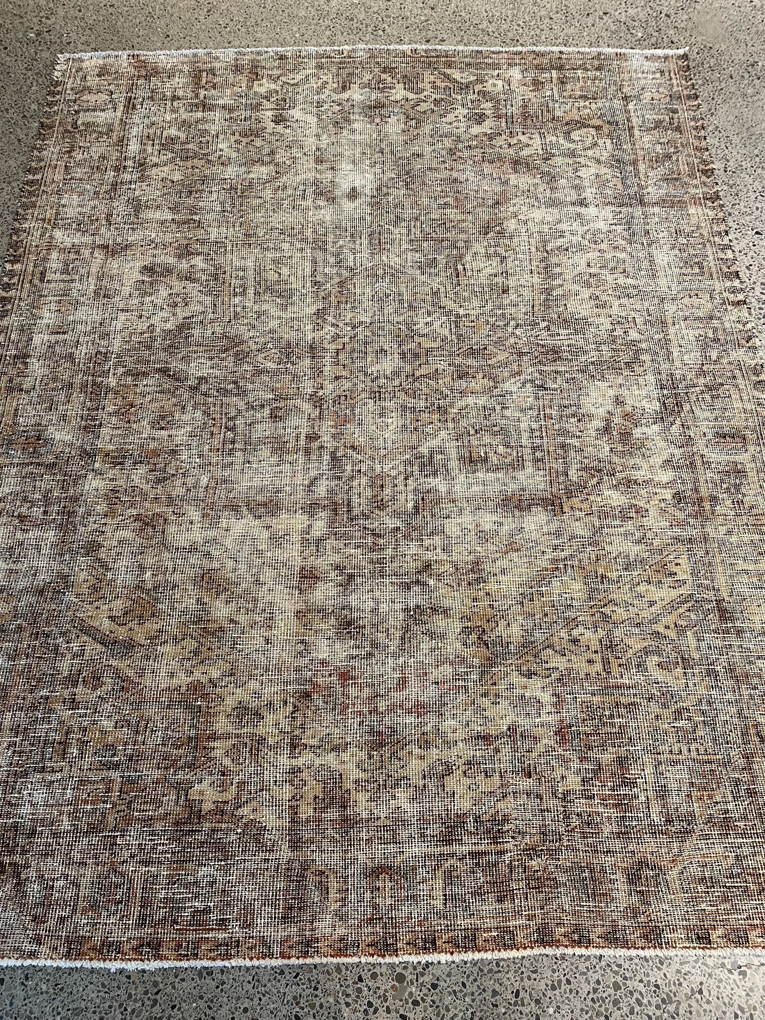 Heriz Distressed Vintage Wool Rug (7'1" x 9'1")