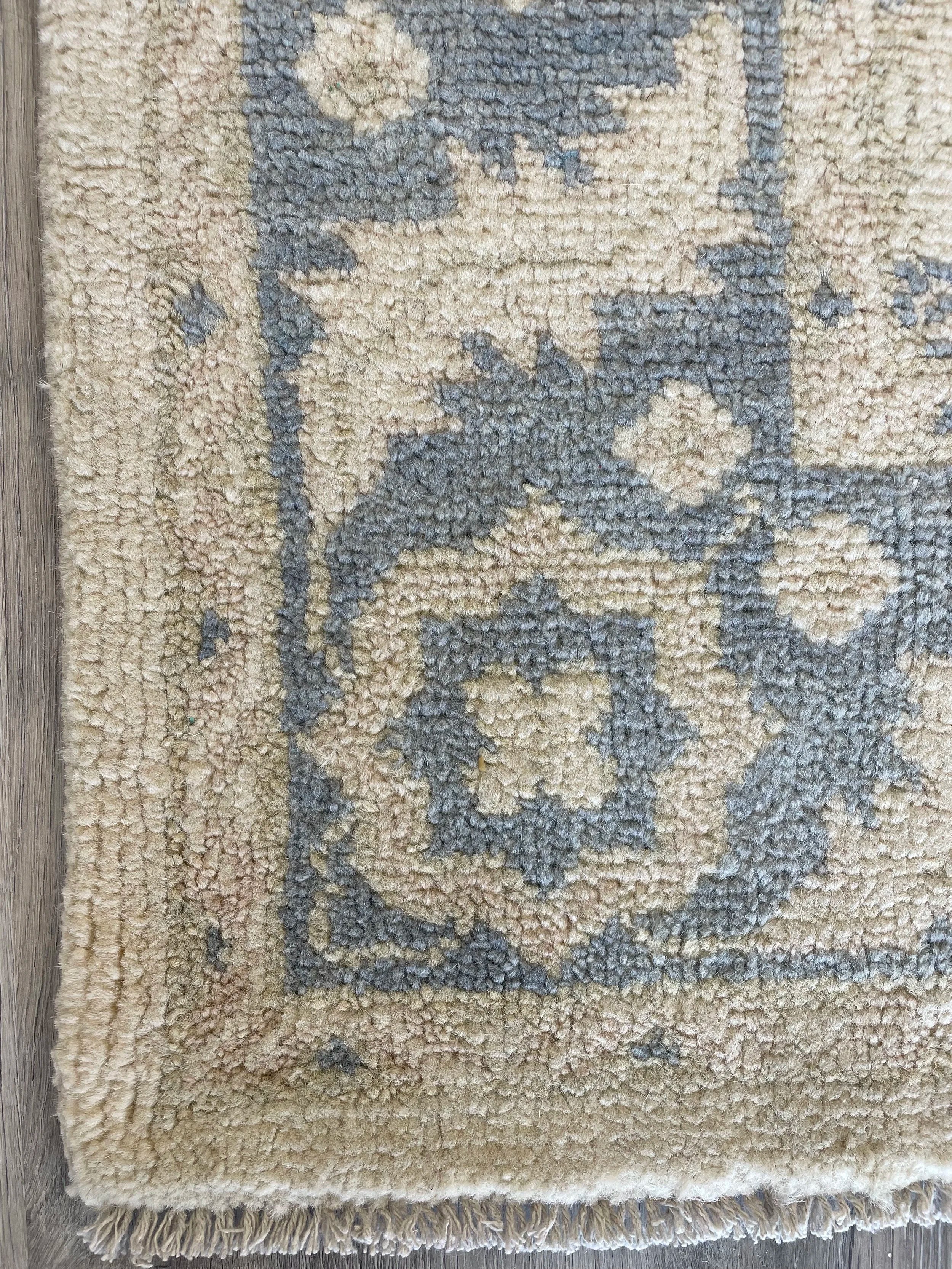 Heritage Collection Wool Rug (5’0” x 7’10”)