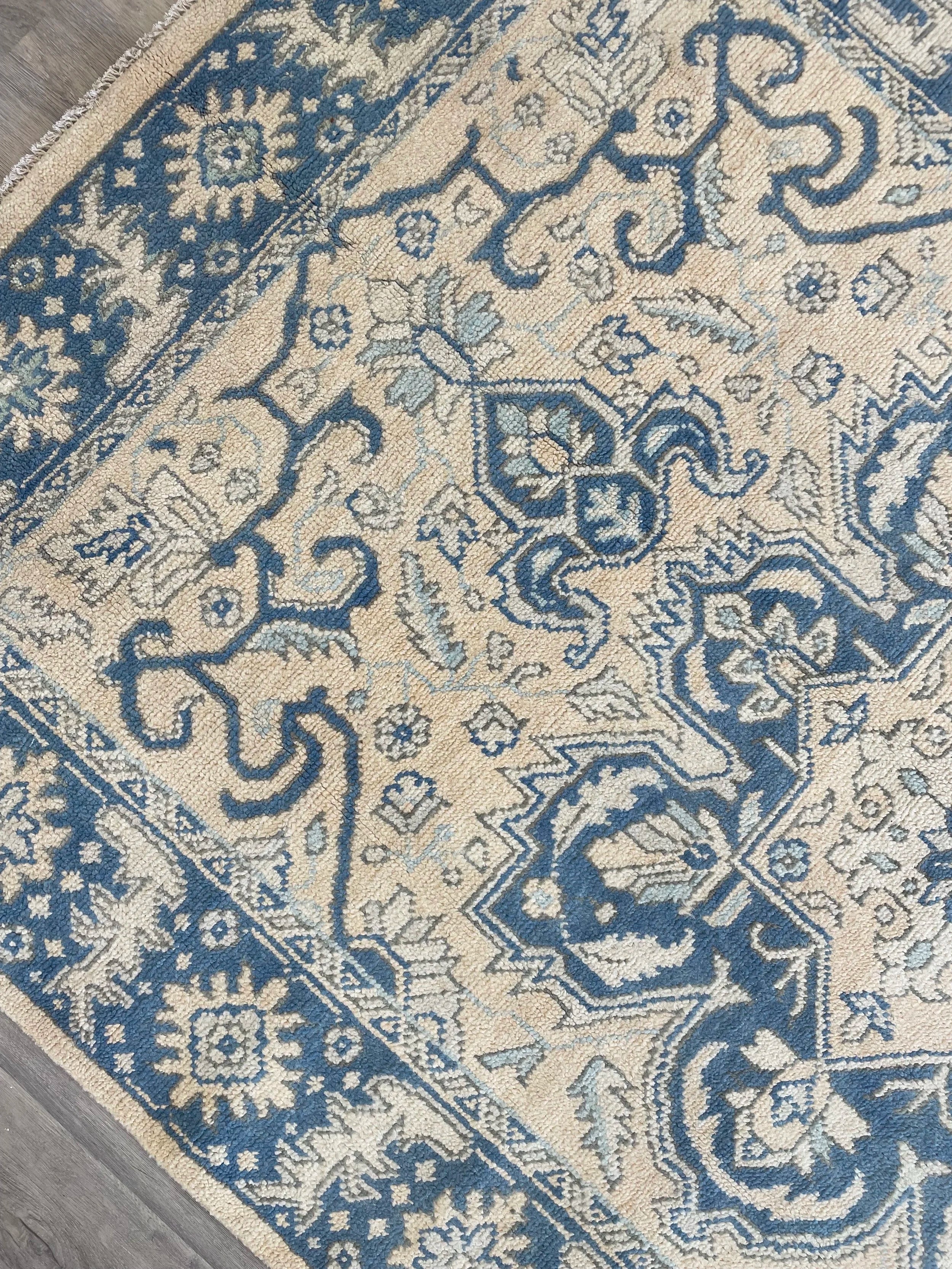 Heritage Collection Wool Rug (5’1” x 7’10”)