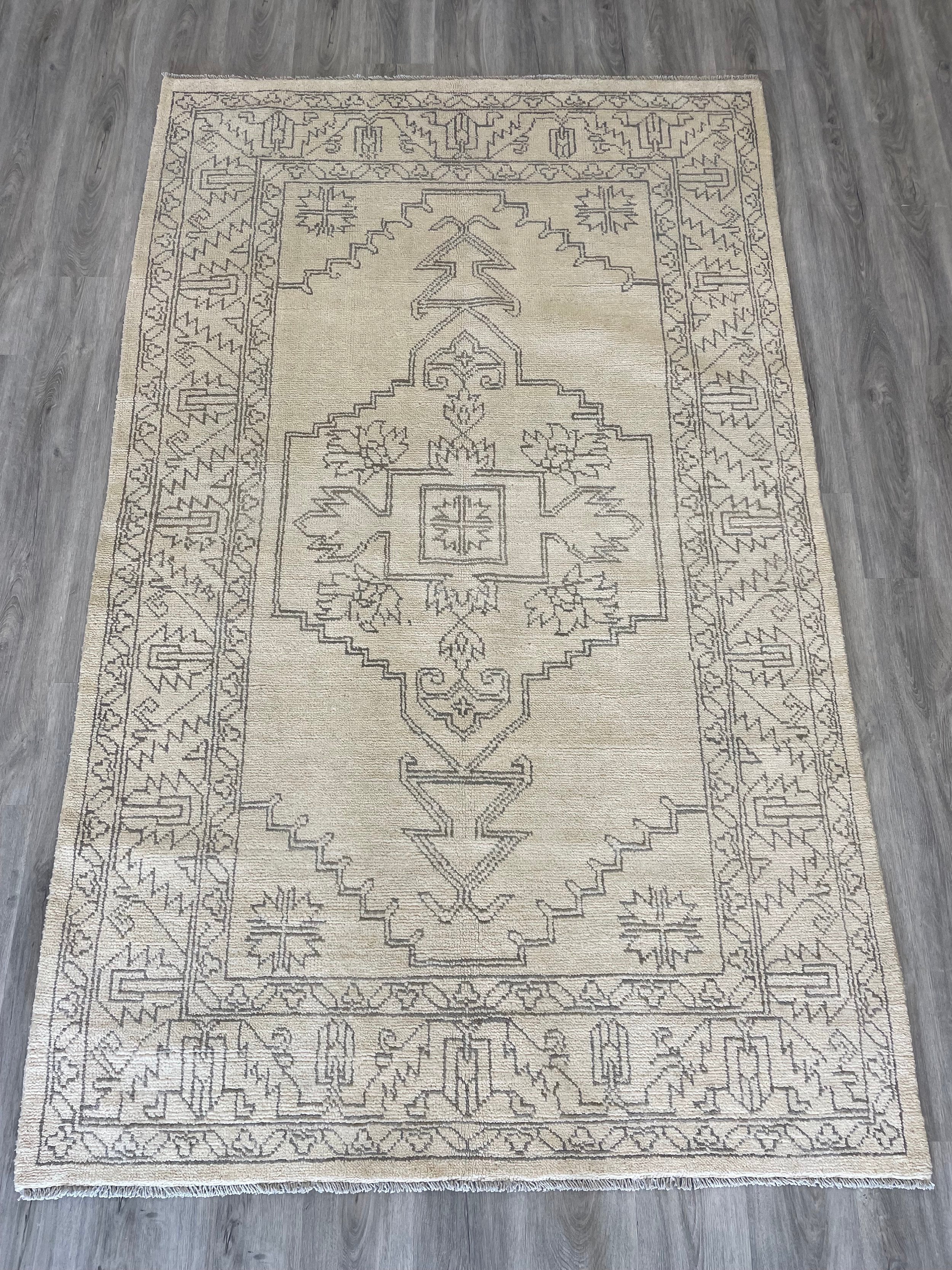 Heritage Collection Wool Rug (5’0” x 8’0”)
