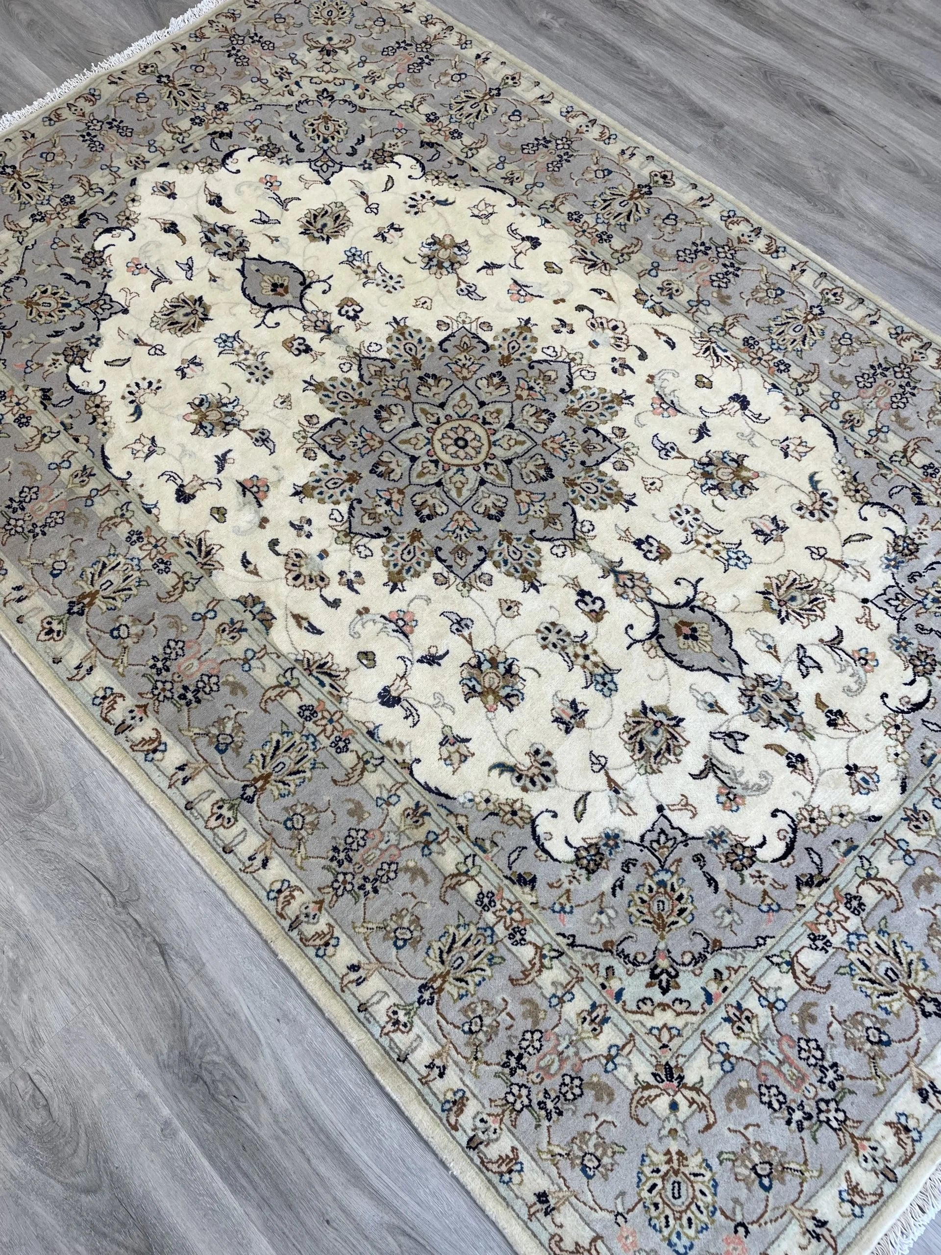 Cream Kashan Wool Rug (4'6" x 7'1")