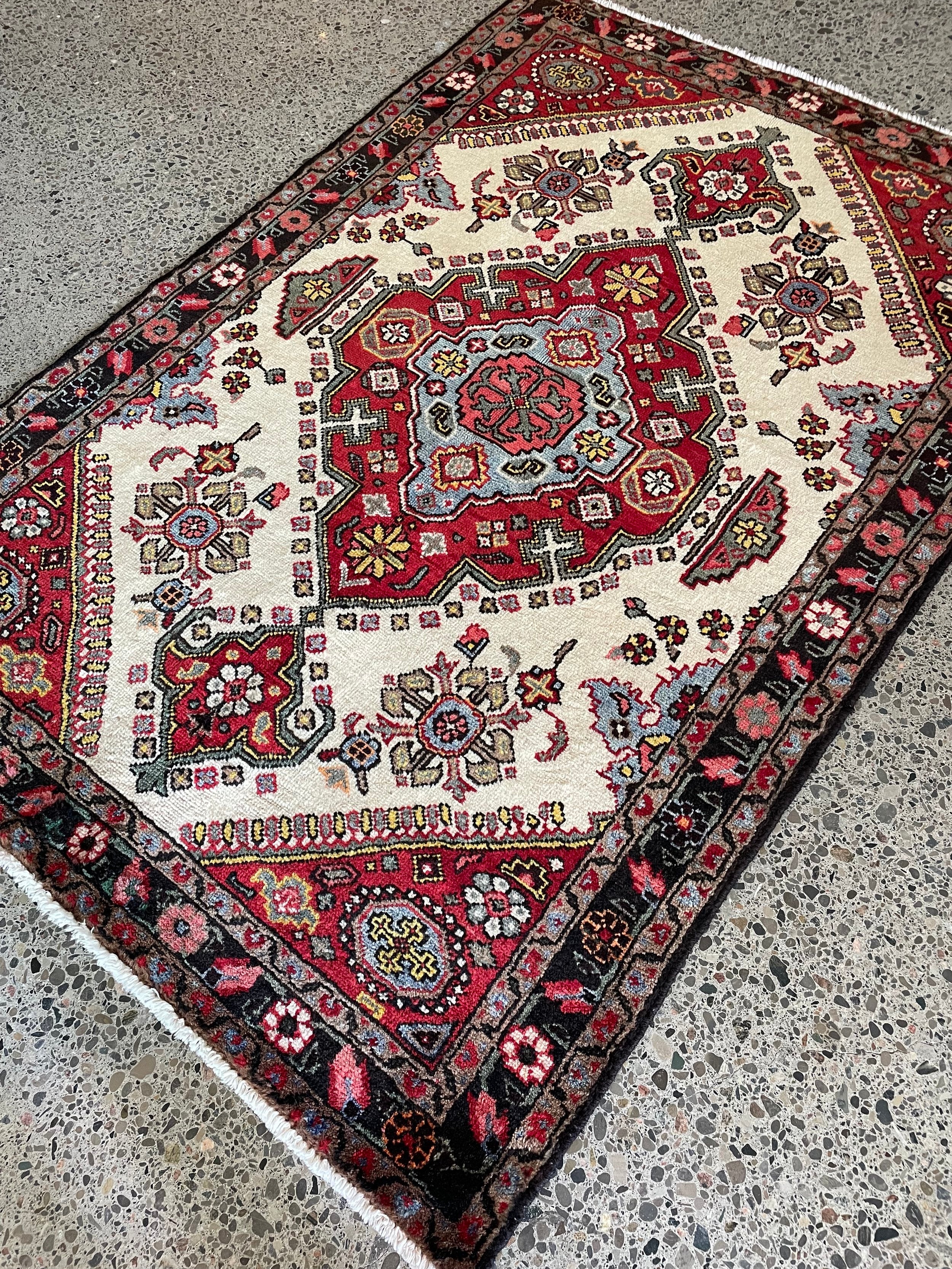 Saveh Tribal Wool Rug (3'7" x 5'2")