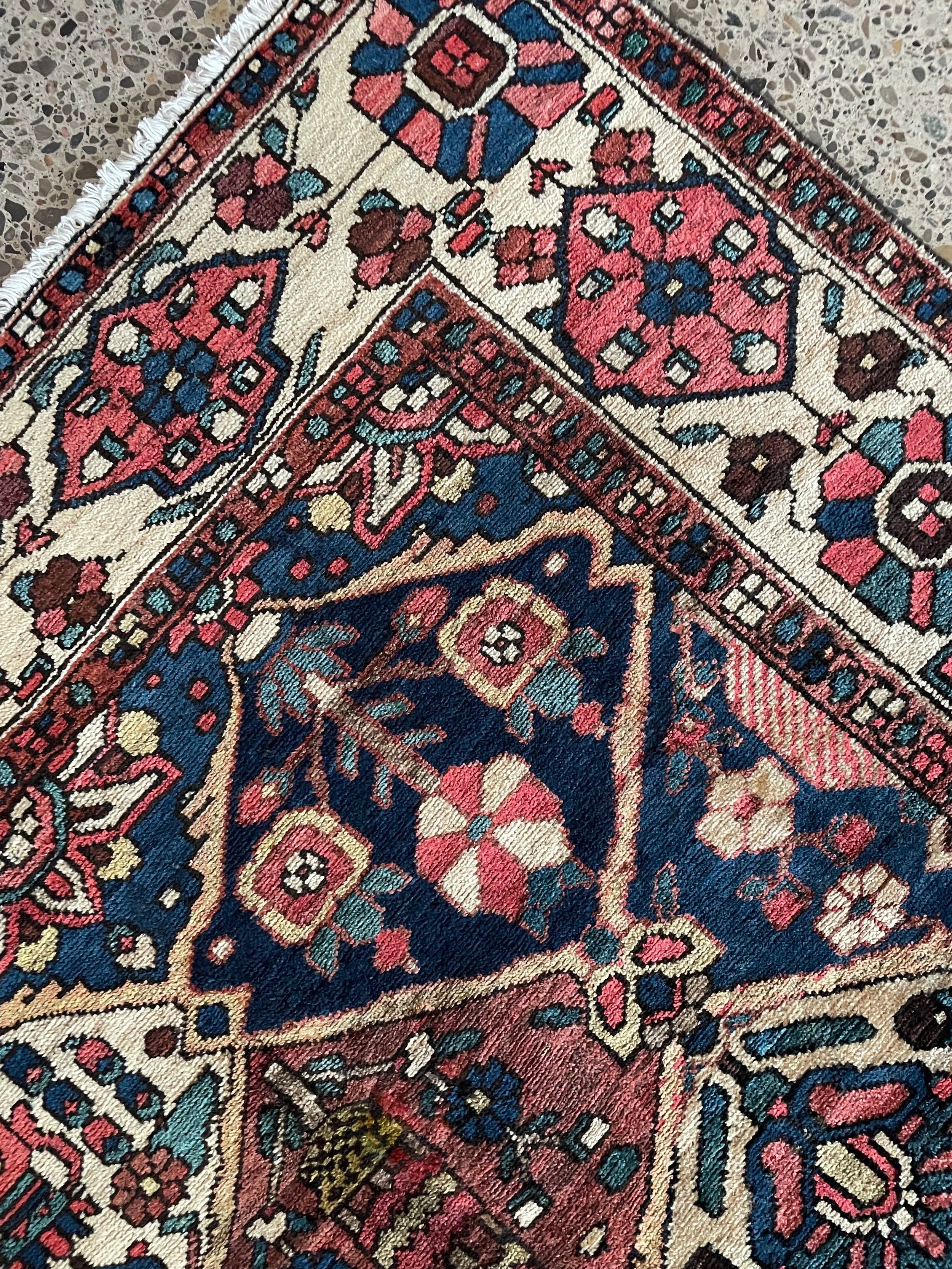 Bakhtiari Semi-Antique Wool Rug (4'9" x 6'7")