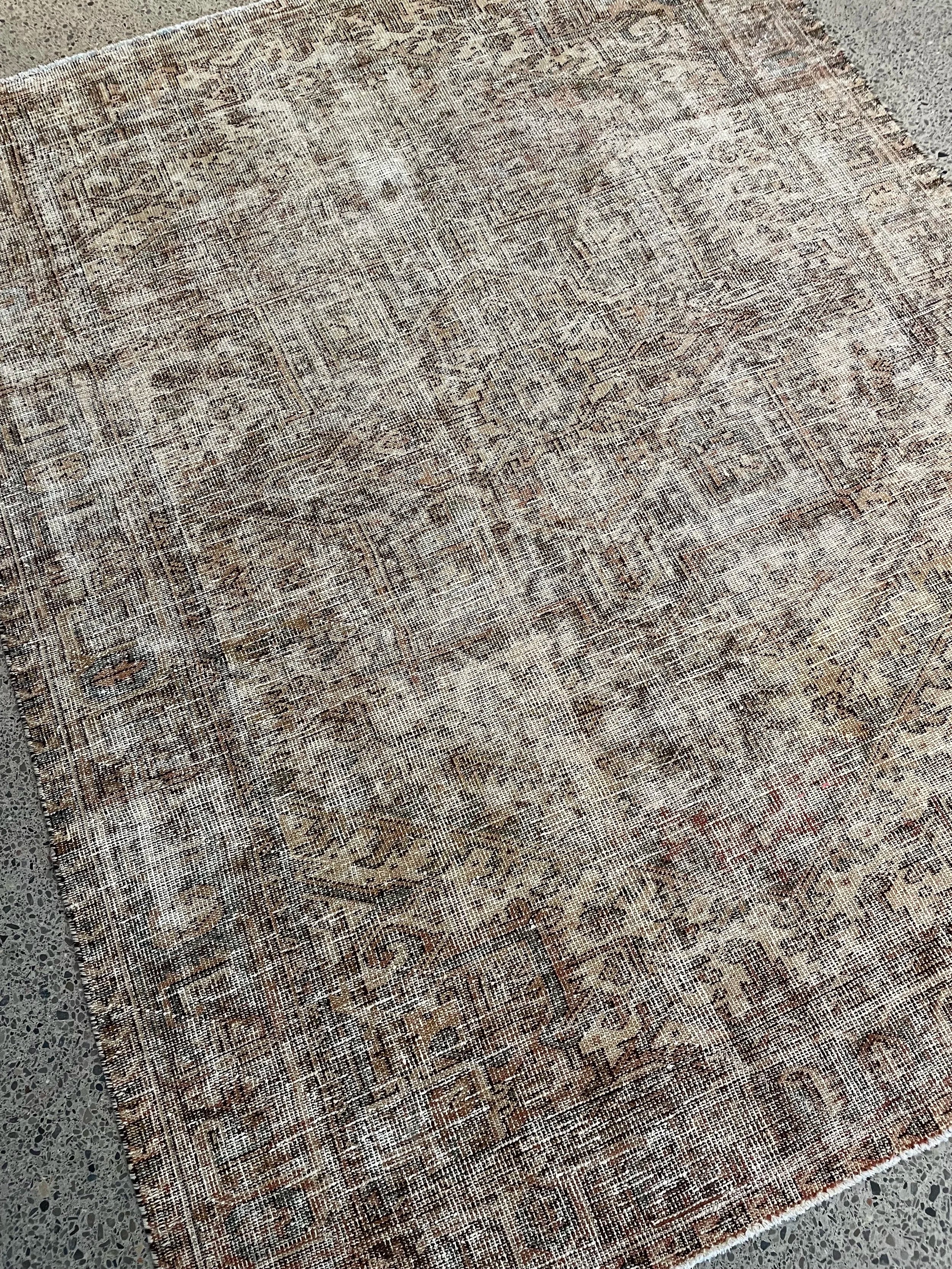 Heriz Distressed Vintage Wool Rug (7'1" x 9'1")