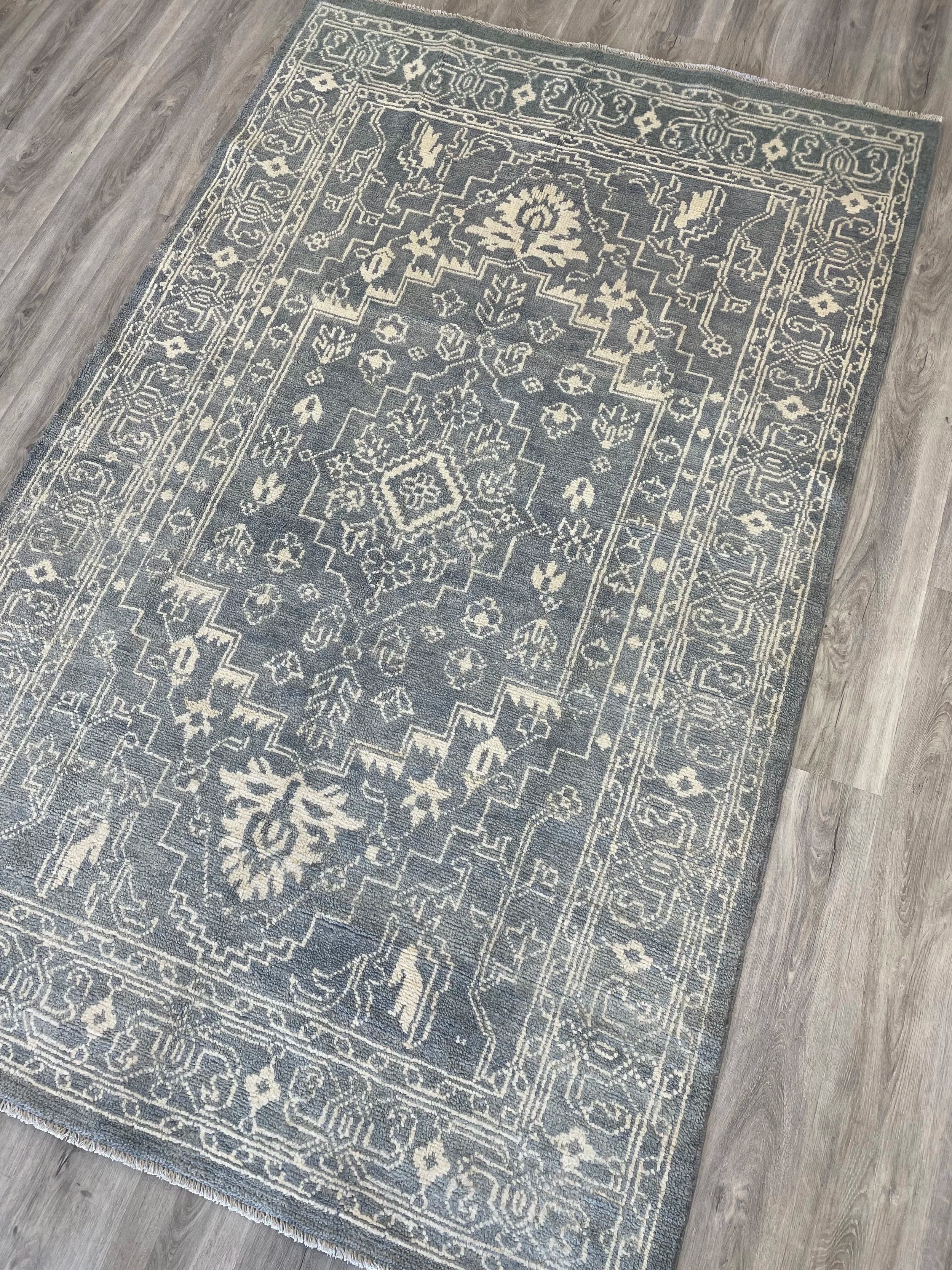 Heritage Collection Wool Rug (5’0” x 8’0”)