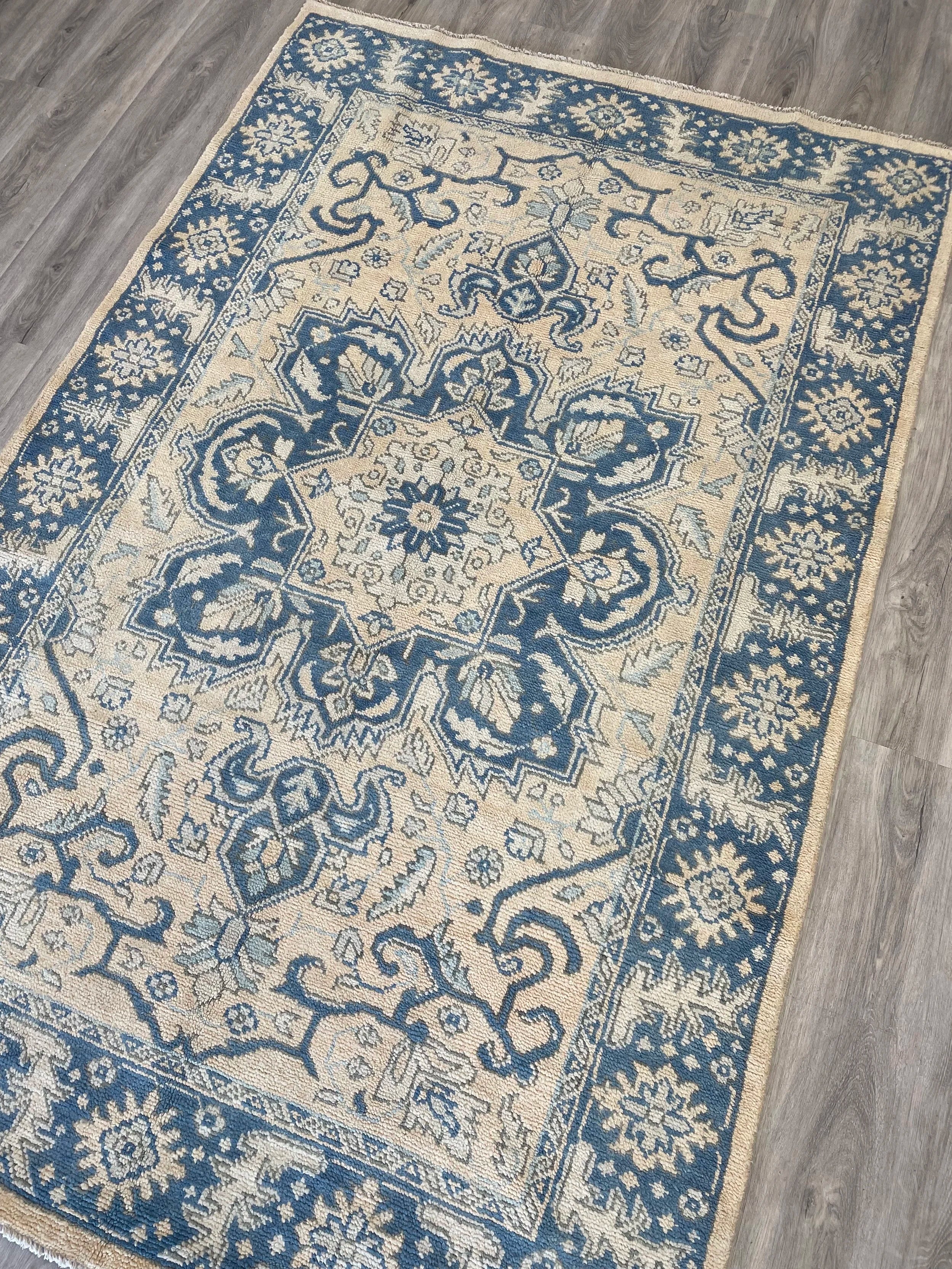 Heritage Collection Wool Rug (5’1” x 7’10”)