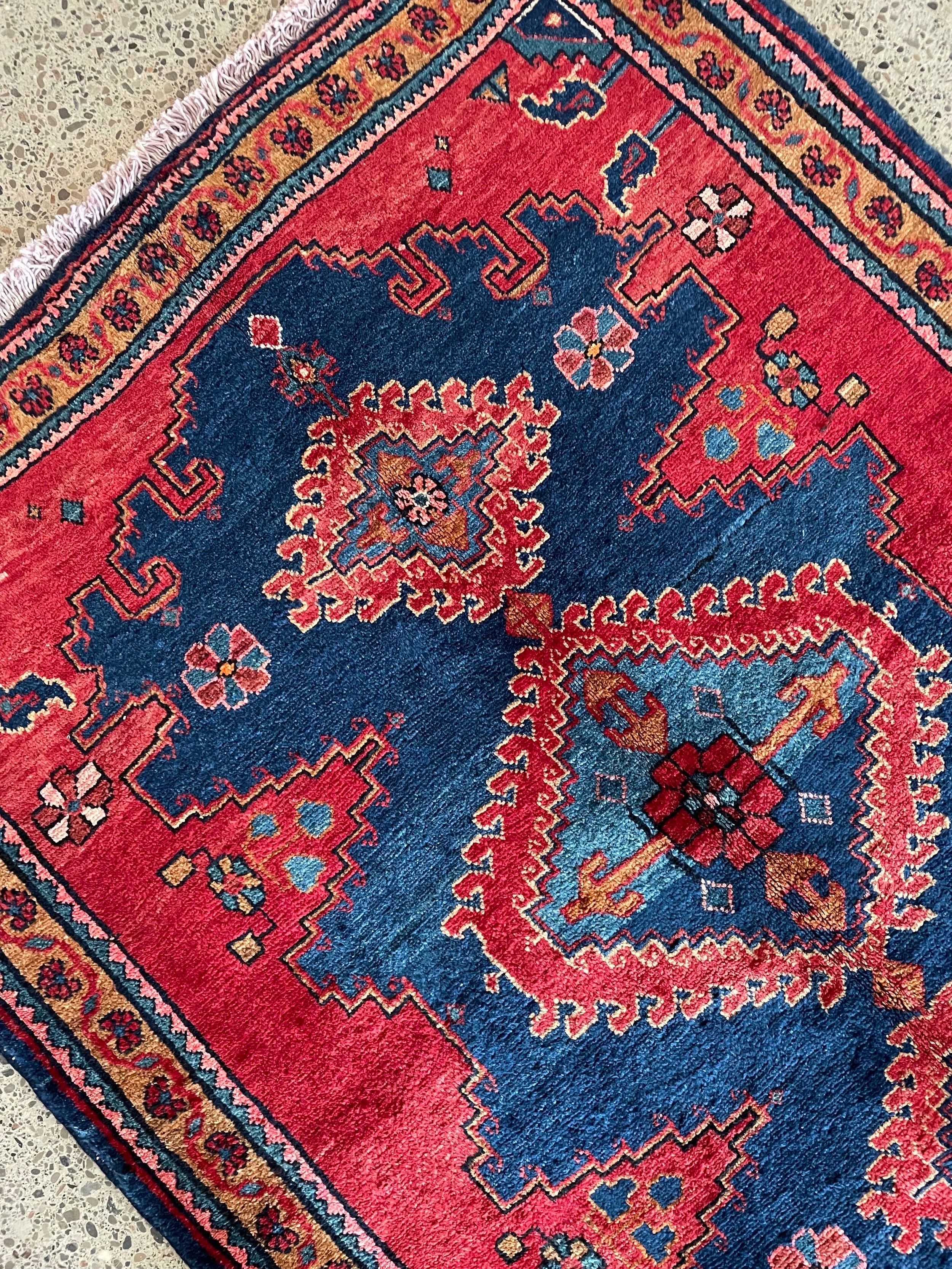 Viss Tribal Wool Rug (3'10" x 5'0")