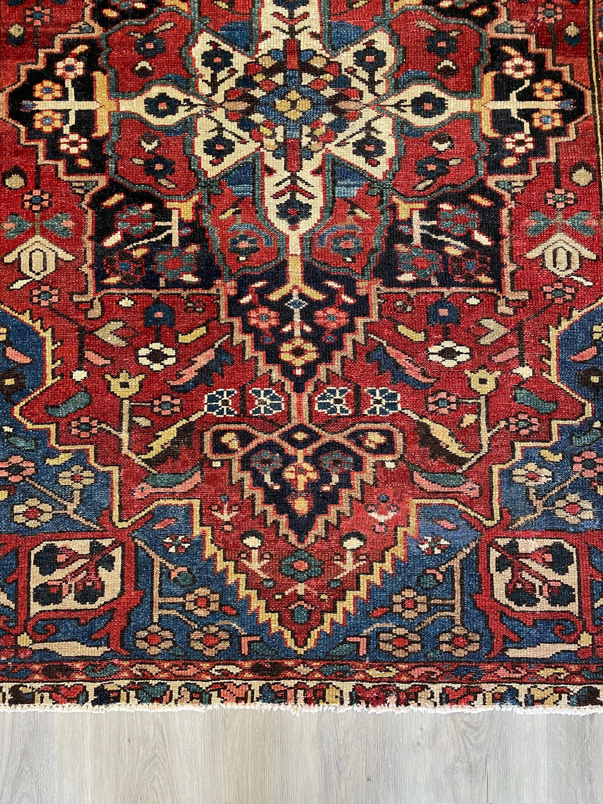 Bakhtiari Semi-Antique Wool Rug (4'1" x 6'3")